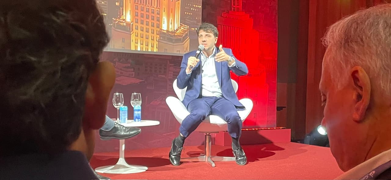 Superado por Augusto Cury nas pesquisas, Renan Santos inclui adversário em lista de ataques
