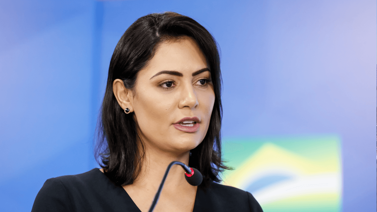 Em meio à crise no STF, Michelle Bolsonaro defende atuação de Mendonça