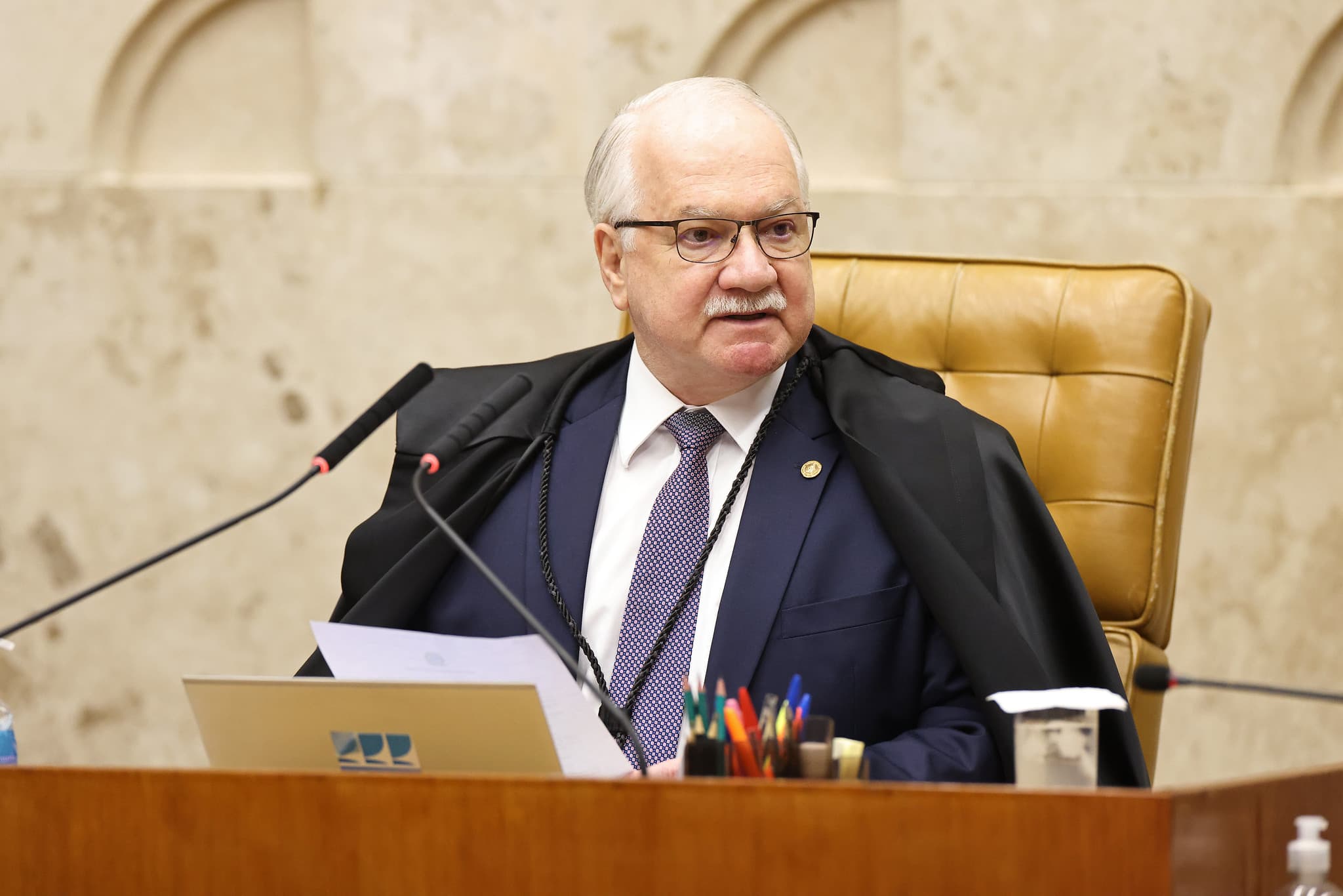 Fachin aguarda explicações de ministros para decidir sobre crise