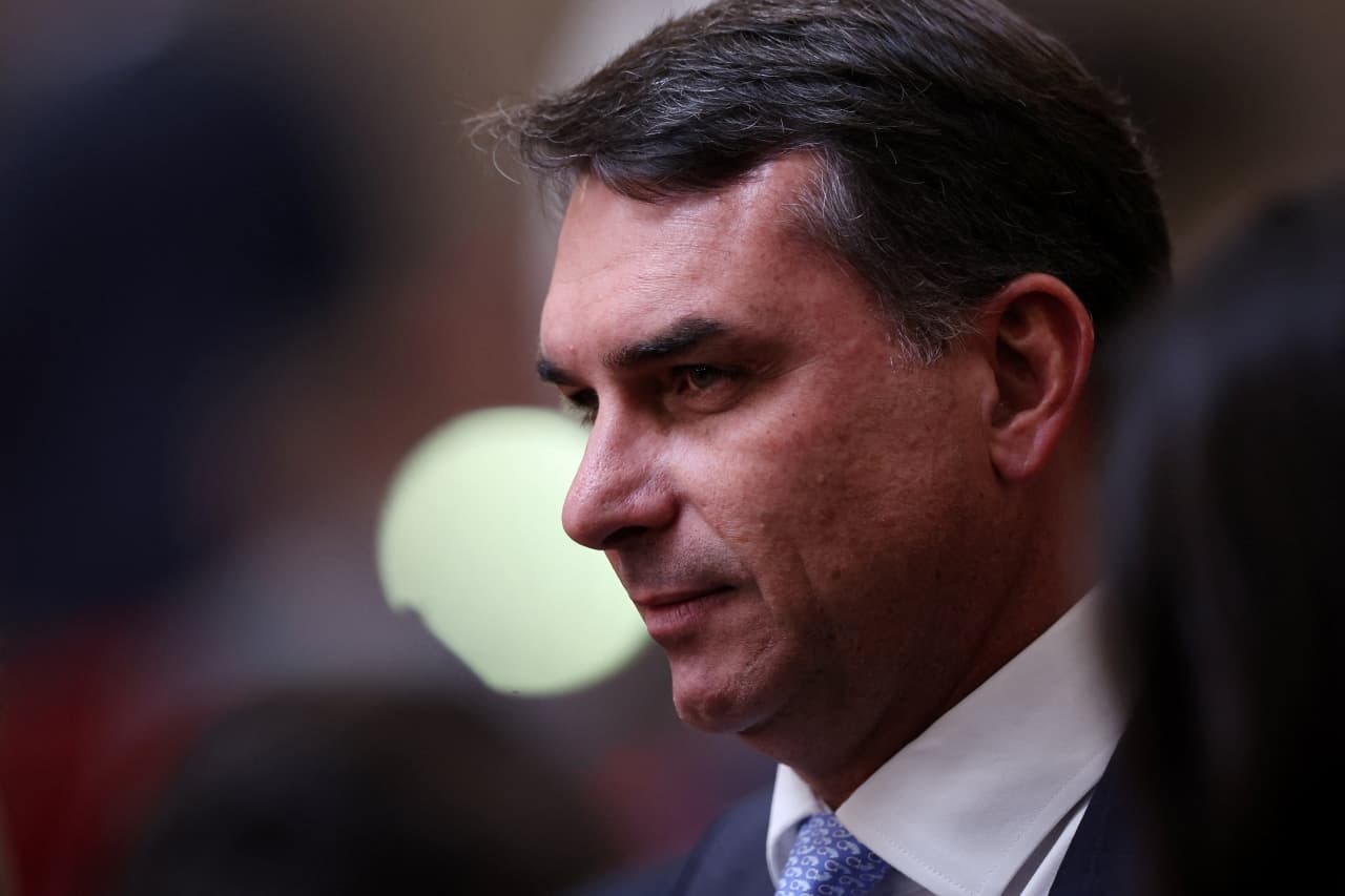Grupo especial de Lula na PF foi desmascarado oficialmente, diz Flávio Bolsonaro