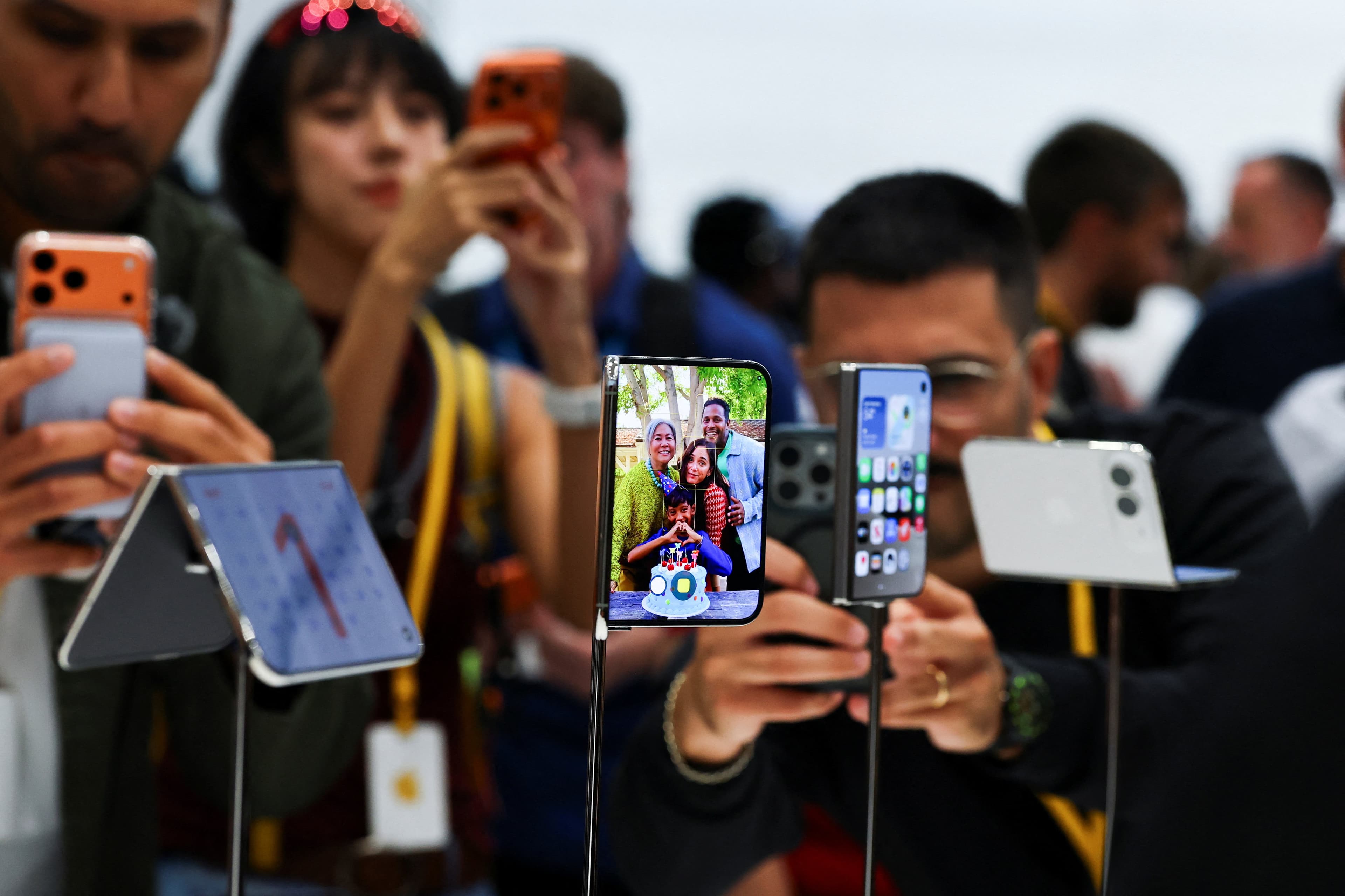Apple lança iPhone dobrável Duo com preço a partir de US$ 1.999; ações caem