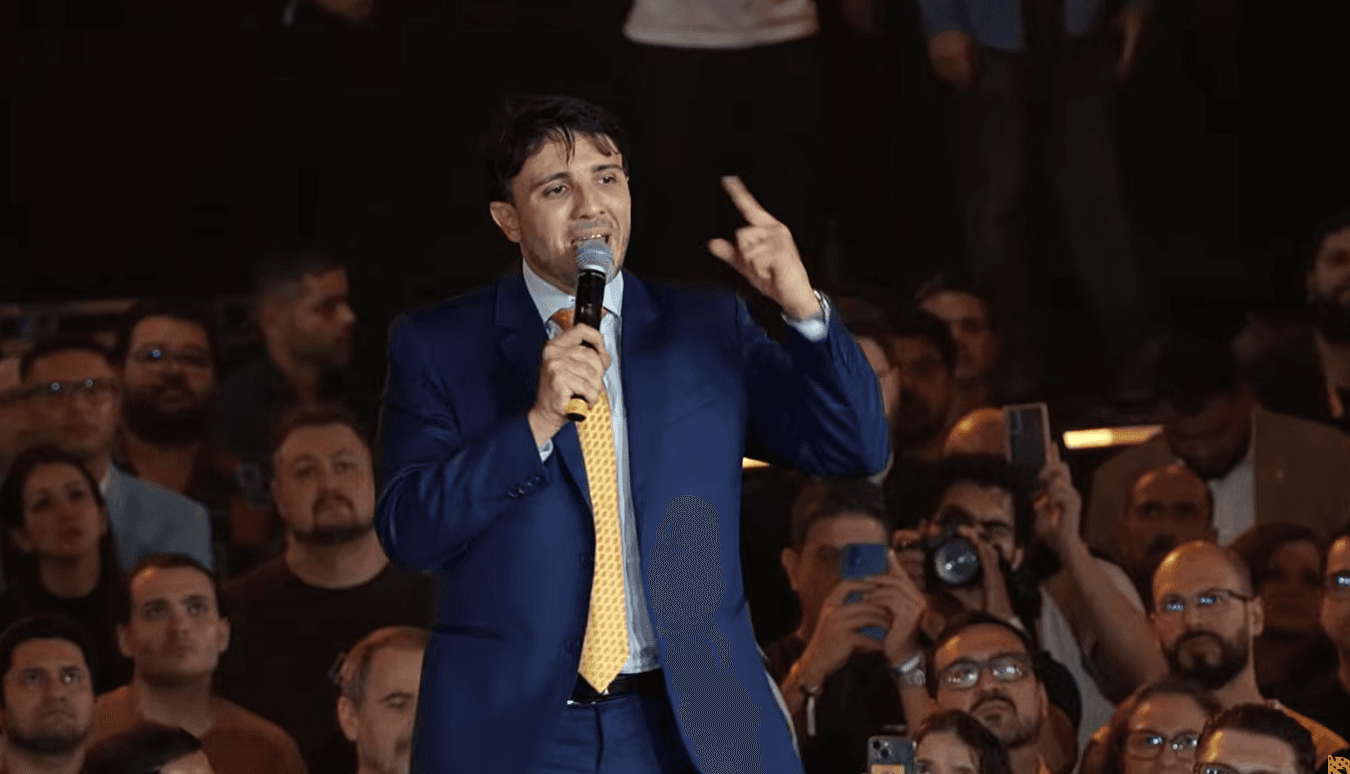 ‘Medida eleitoreira, ilegal, populista e criminosa’: O que disseram Flávio Bolsonaro, Renan e Zema sobre reajuste do Bolsa Família