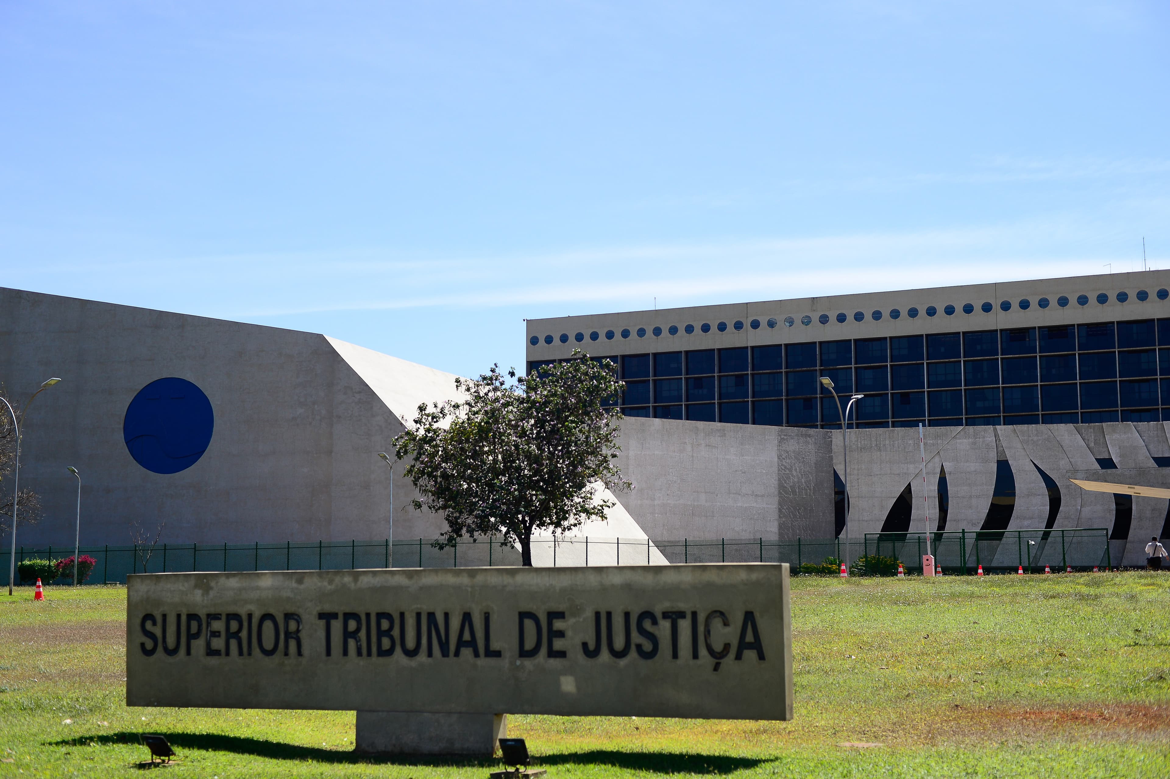 STJ suspende processos sobre aluguel de curta temporada em condomínios