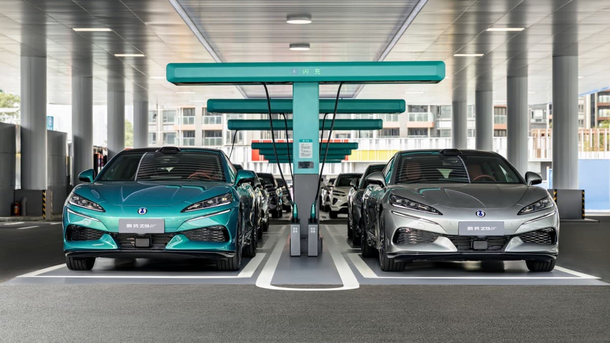 Tecnologia que promete recarregar carros elétricos em 5 minutos chega ao Brasil e desafia os postos tradicionais