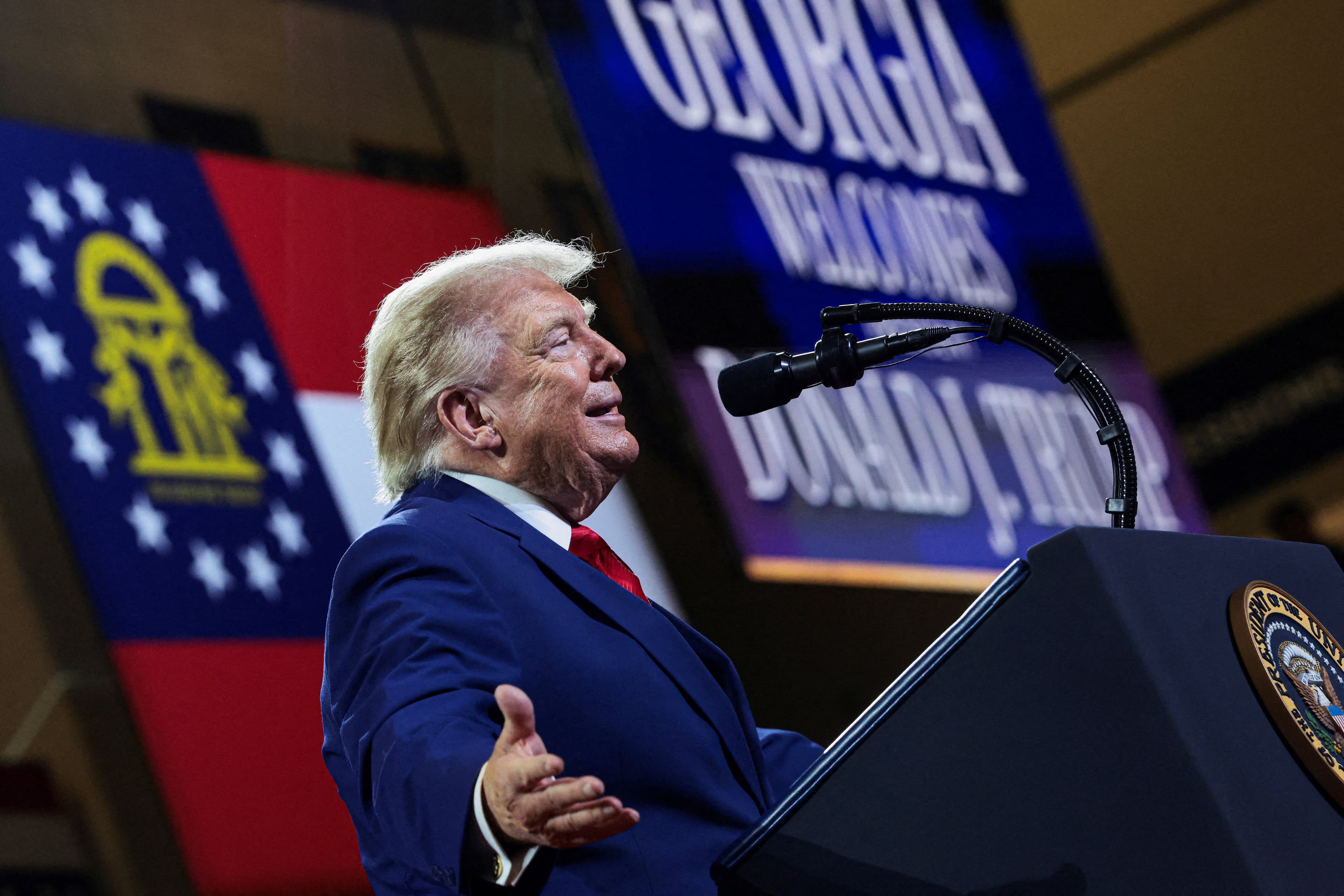 Trump: quem disse que estaríamos mortos por mudança climática, agora diz que IA vai nos matar