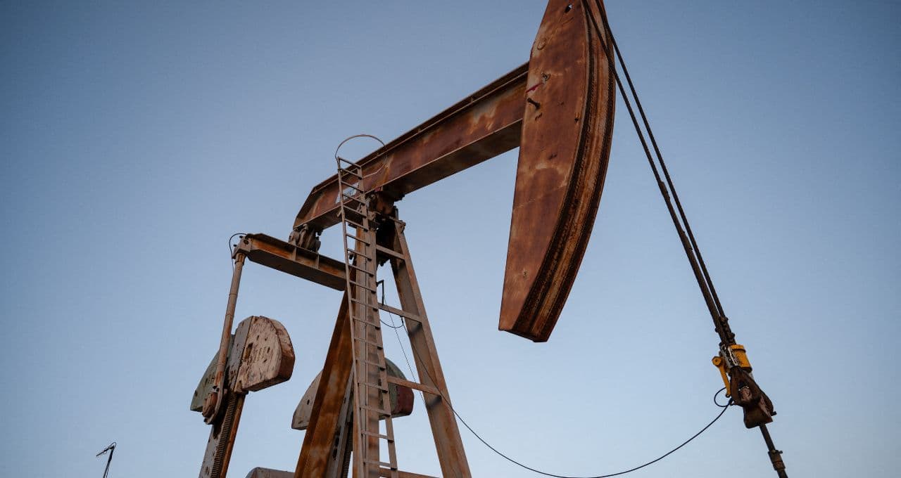 Petróleo cai com melhora nas perspectivas de oferta e esperança de conversas entre EUA e Irã