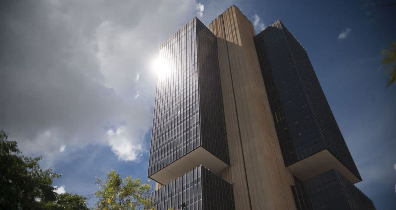 BC corta projeção do PIB, mas mantém alerta com inflação e emprego;