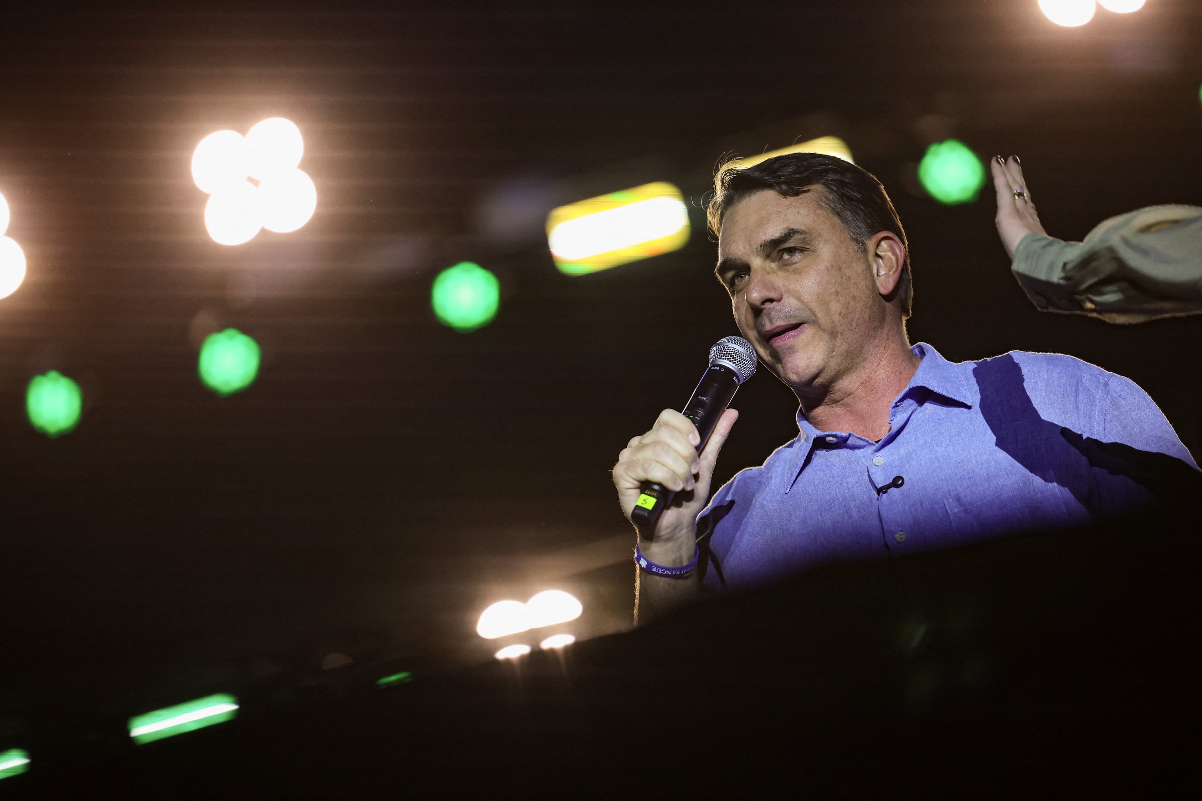 Flávio Bolsonaro confirma ida a debate da Globo e desafia Lula