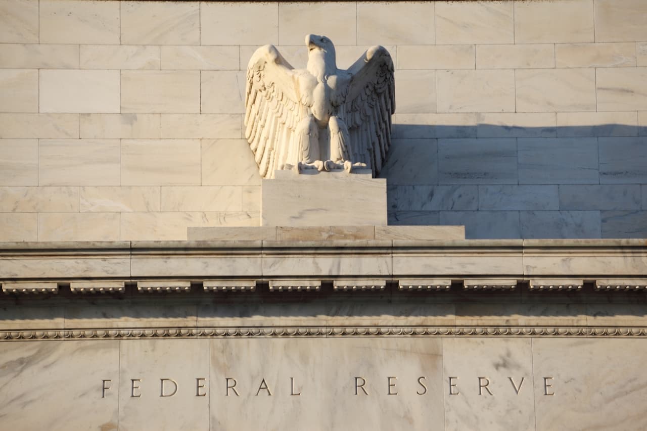 Postura hawkish do Fed provoca fuga de capital de mercados emergentes em setembro
