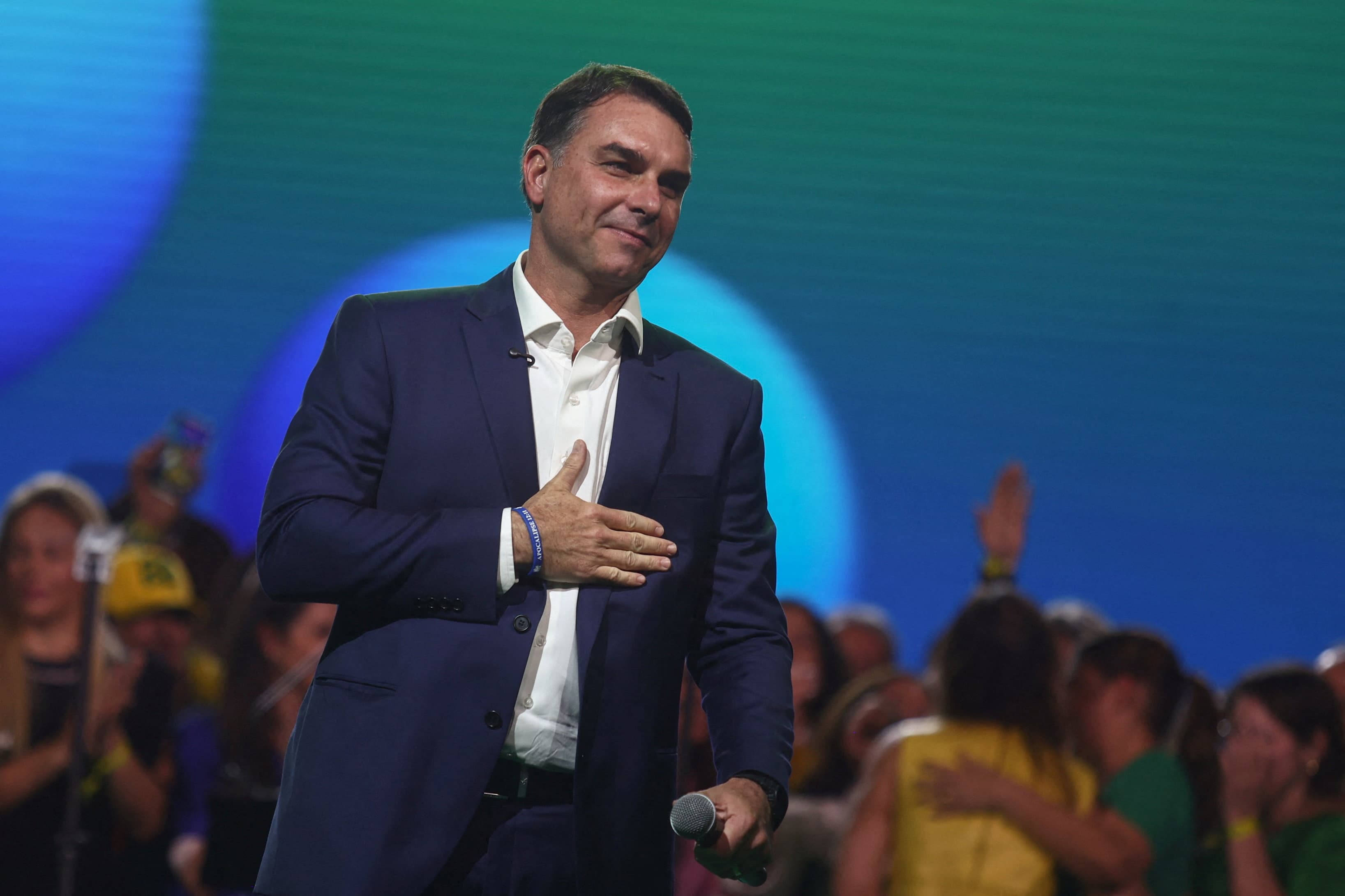 Site oferece criptomoedas por posts de apoio a Flávio Bolsonaro