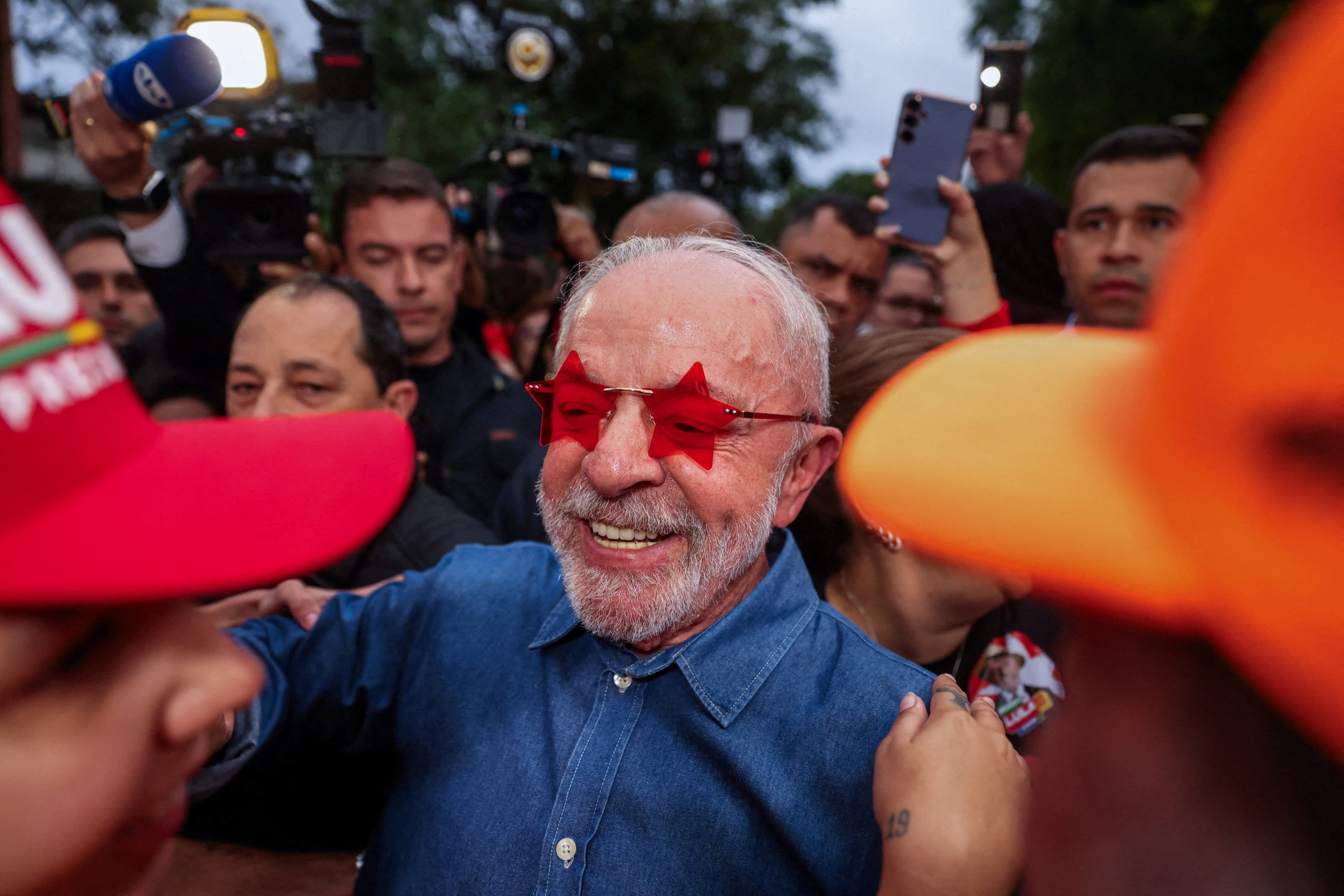 Lula vira na reta final e é reeleito para quarto mandato presidencial