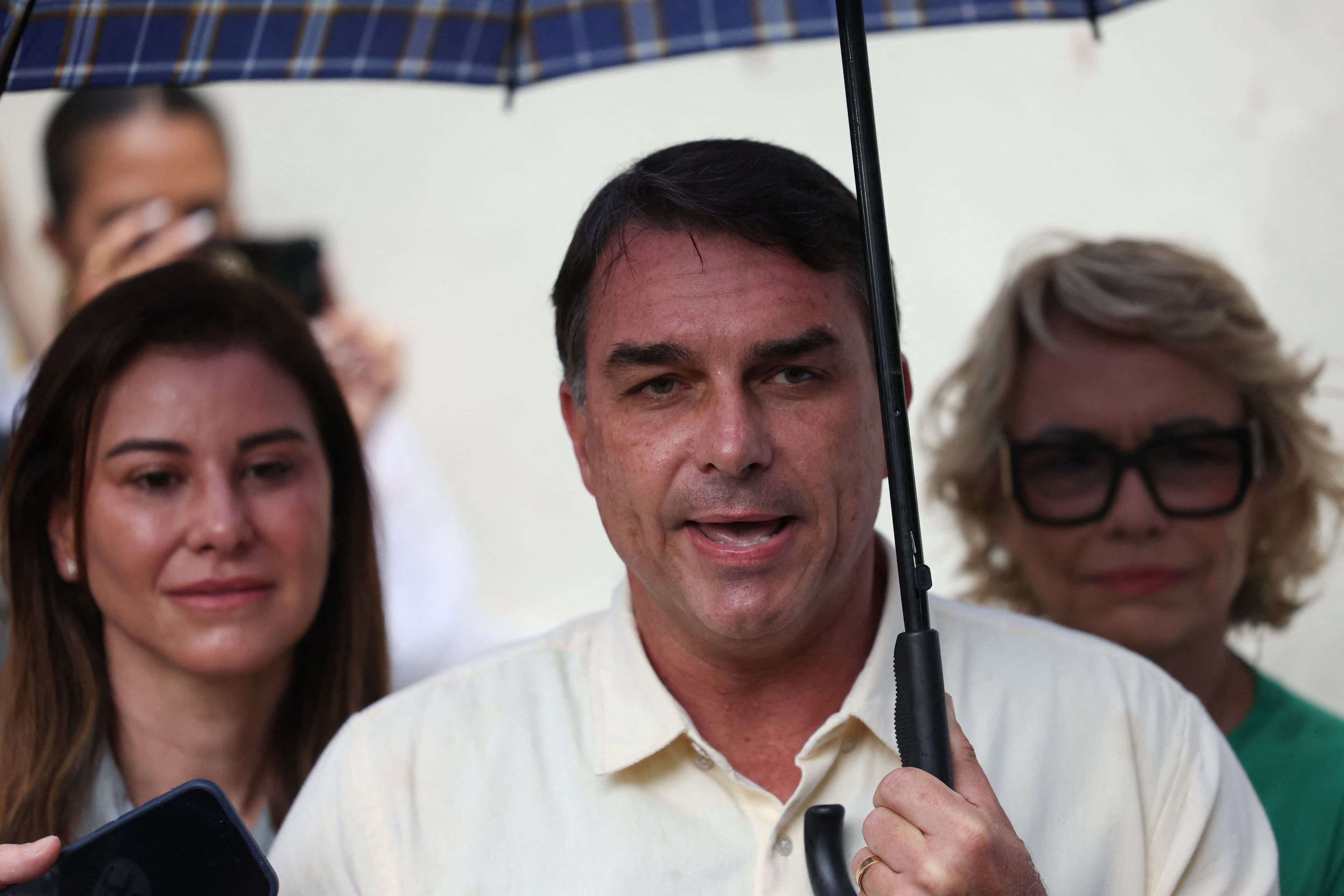 Flávio Bolsonaro (PL) fala em ‘canetada’ e ‘sacanagem’ e diz que pedirá anulação das eleições