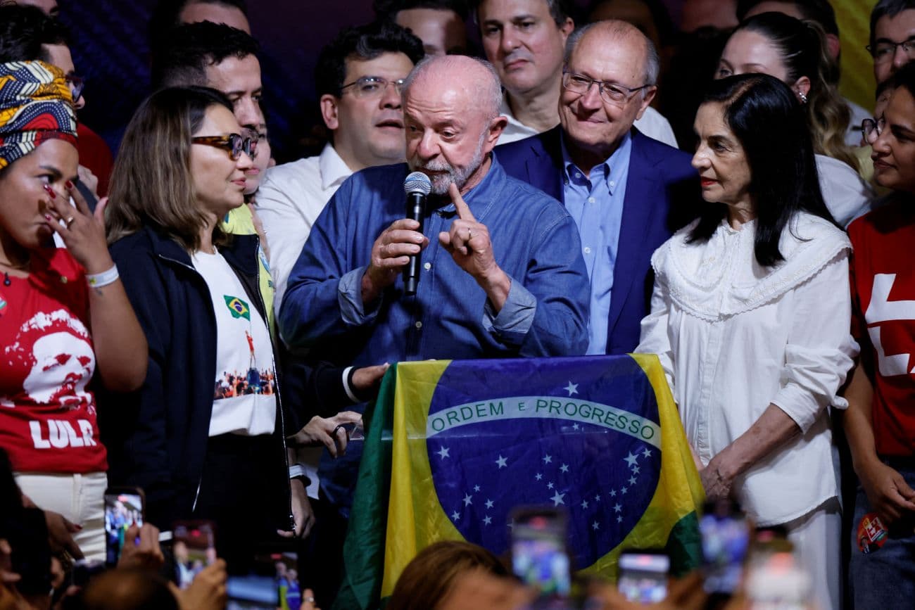 Lula diz que fuga de Flávio Bolsonaro para os EUA após derrota na eleição é ato vergonhoso
