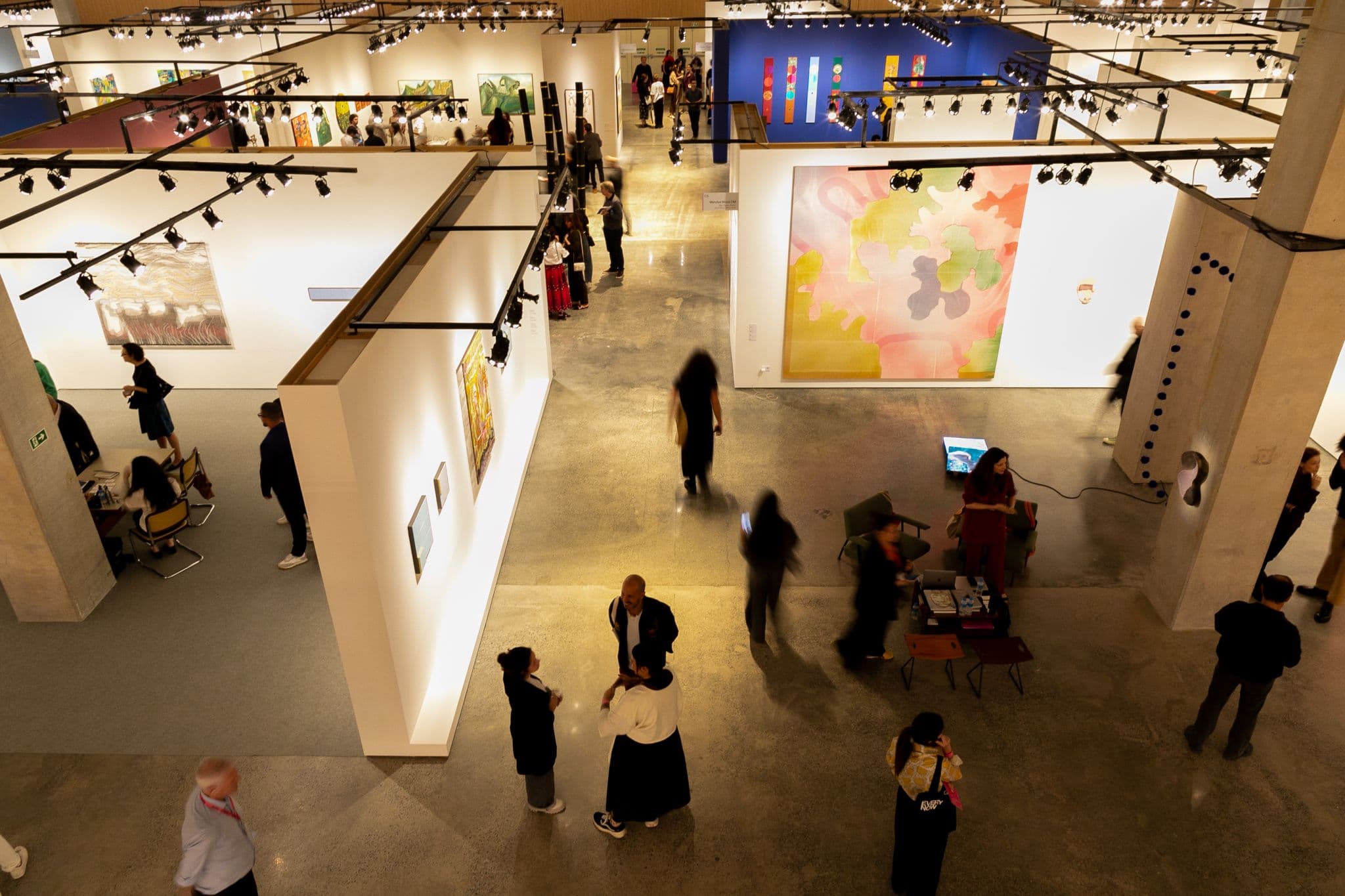Arte boa cabe no bolso? Como aproveitar a ArPa e outras feiras como colecionador