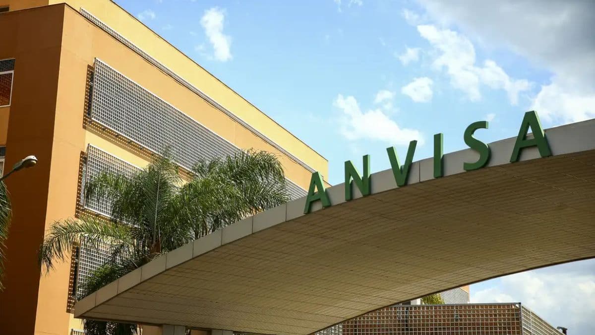 Anvisa determina apreensão de maquiagem capilar, creme de cabelo e de álcool 70 irregulares