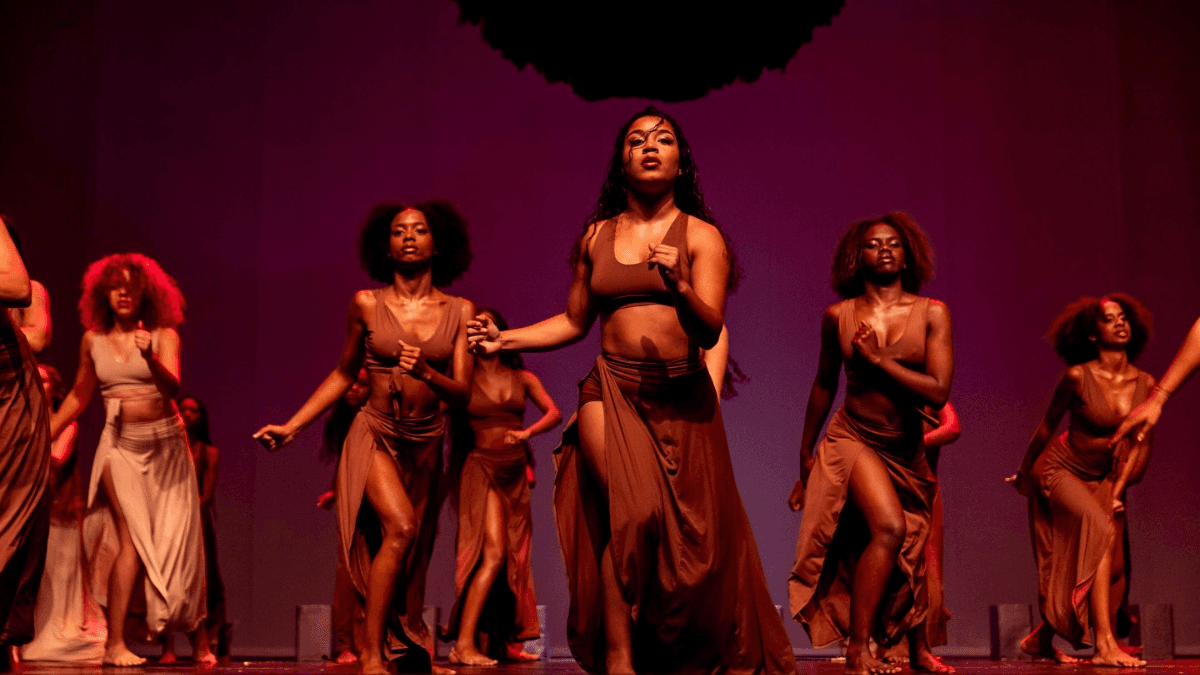 Além do balé, projeto em Manguinhos transforma dança em oportunidade