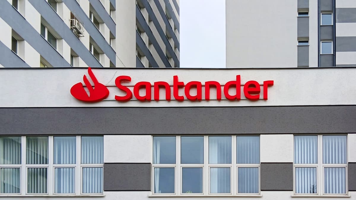 Santander quer comprar sua fatia de SANB11: vale pegar o prêmio de 15% da OPA e pular fora, ou a matriz está fazendo o melhor negócio da mesa?