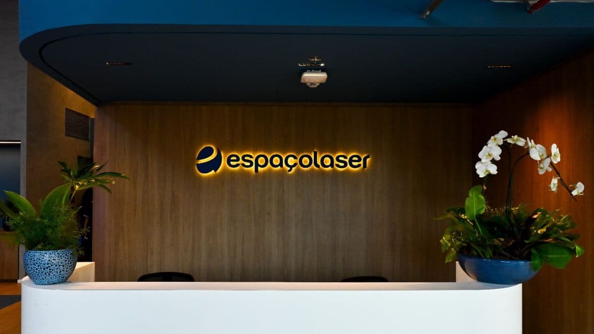 Ação da Espaçolaser (ESPA3) perdeu quase tudo desde o IPO; agora, CEO revela a cartada contra a “Selic bizarra”