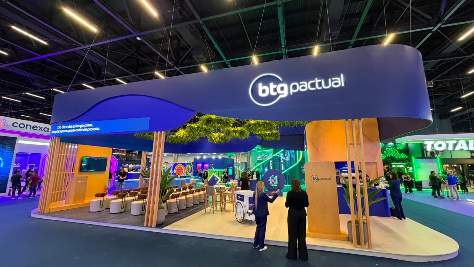 Uma ‘cara diferente’ do BTG Pactual: como o banco se ‘reapresentou’ para clientes em sua participação no ConaRH, em São Paulo