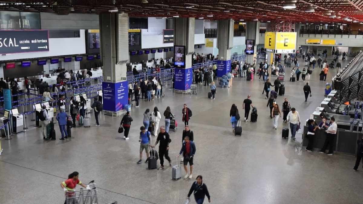Quem causar confusão em voos poderá pagar multa de até R$ 17 mil e ser proibido de voar; confira as novas regras da Anac