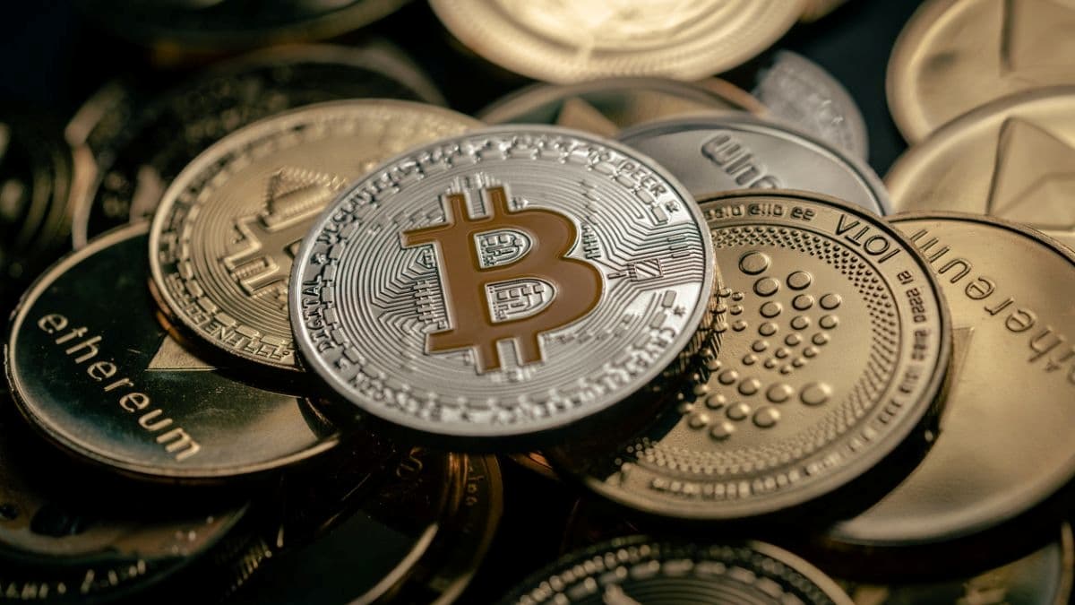 Enquanto a maioria dos investidores acompanha o bitcoin, uma inteligência artificial procura oportunidades explosivas em outro lugar