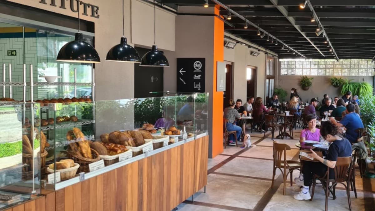 Eleita 4ª melhor cafeteria da América do Sul é brasileira, não tem cara de ‘café descolado’ e serve especiais por R$ 16