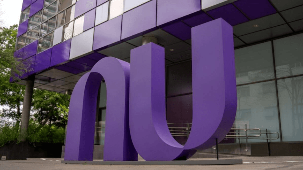 Nubank (ROXO34) nega compra bilionária do Monzo após tombo em NY; ações sobem forte no pré-mercado
