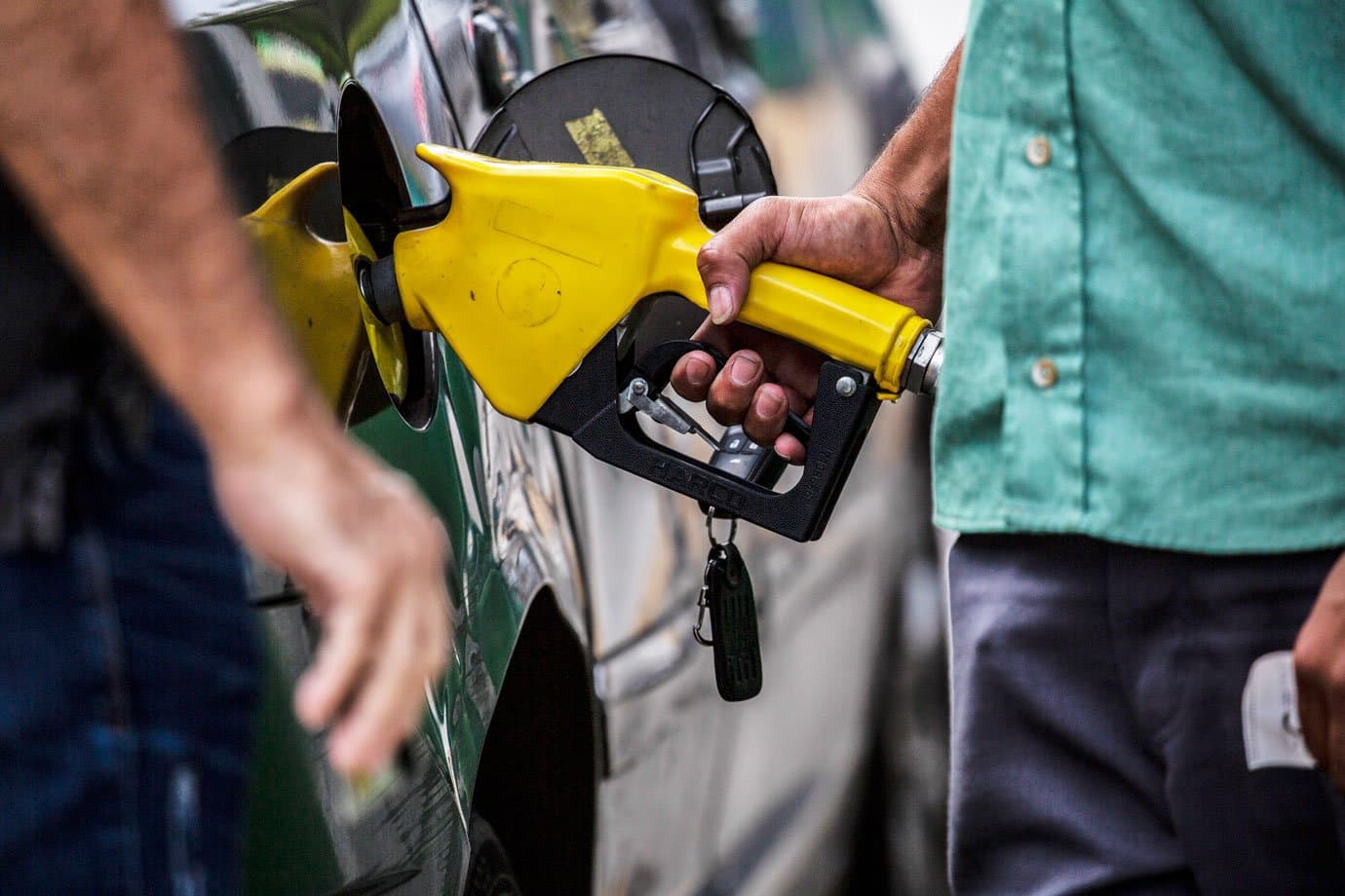 Postos oferecem gasolina abaixo de R$ 5 no Rio e em SP — mas é só hoje