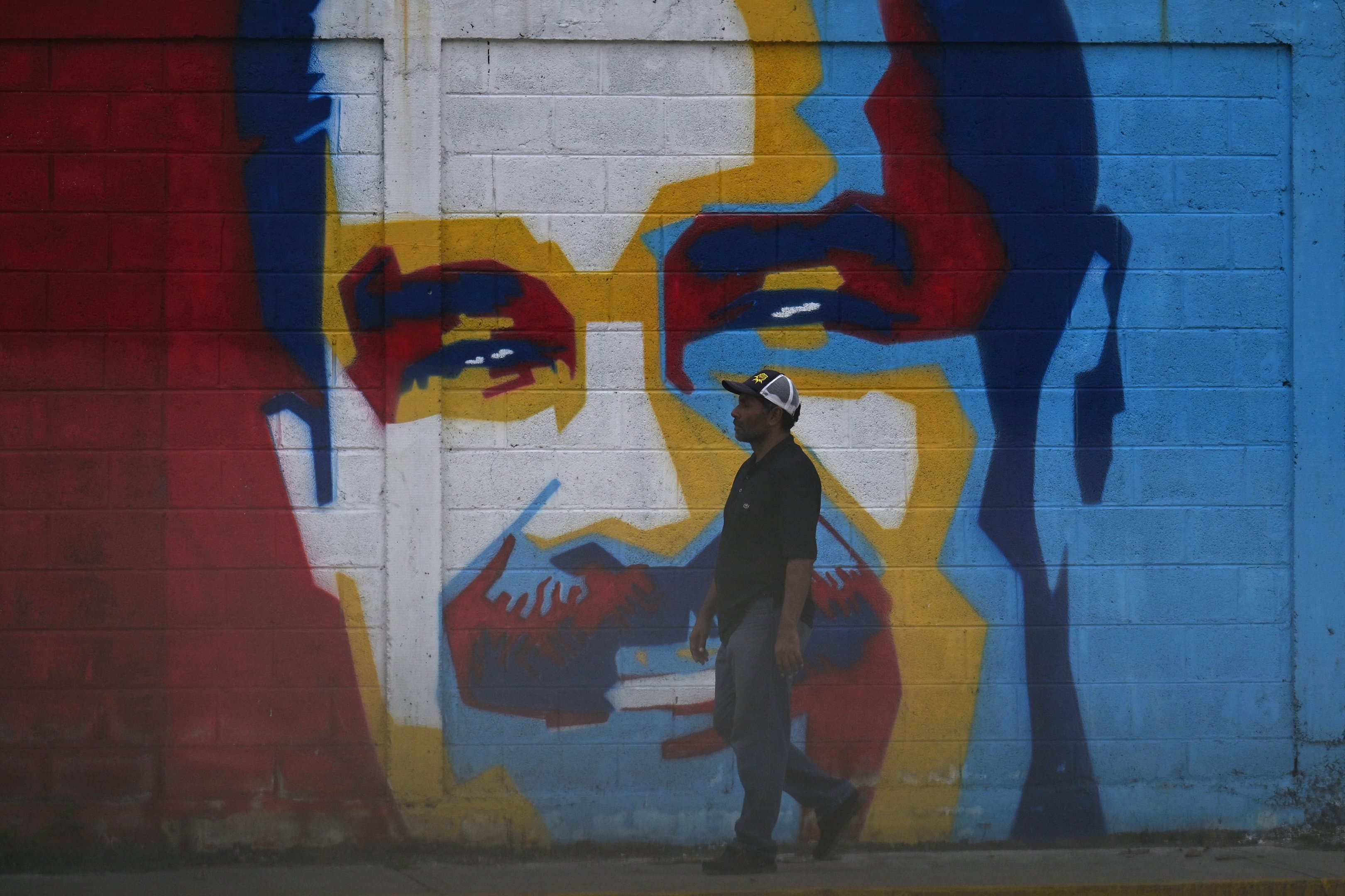 Venezuela começa a apagar imagem de Maduro das ruas