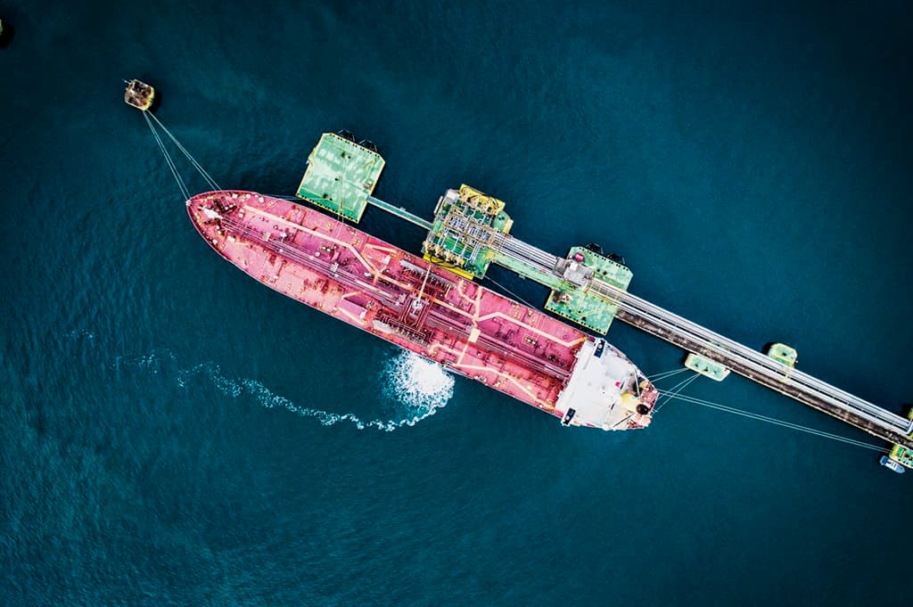 Petróleo dispara quase 6% após Irã suspender contatos com EUA