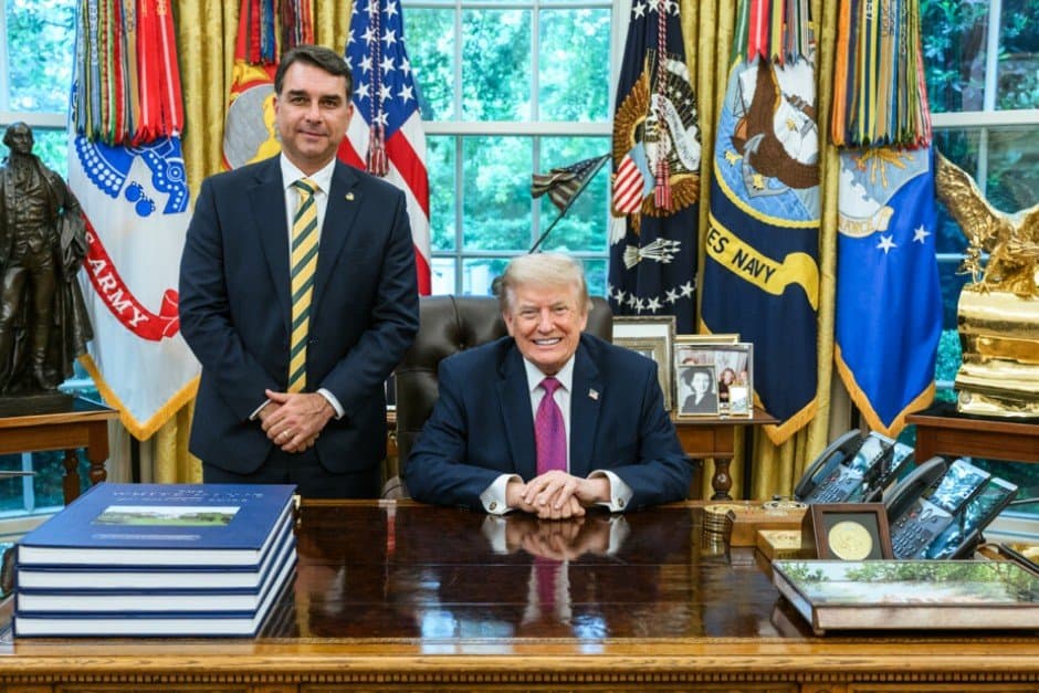 'Jovem inteligente que ama seu país', diz Trump sobre encontro com Flávio Bolsonaro