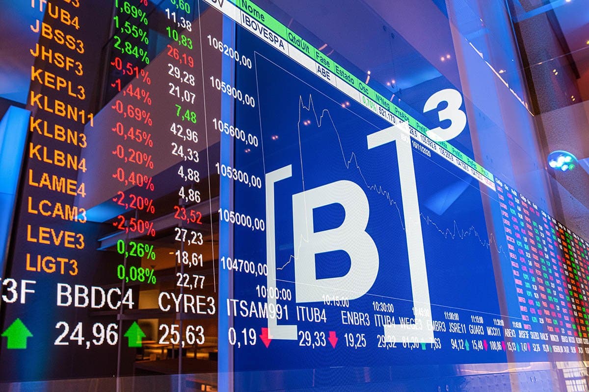Ibovespa despenca e dólar tem forte alta com aversão global, tarifas e juros