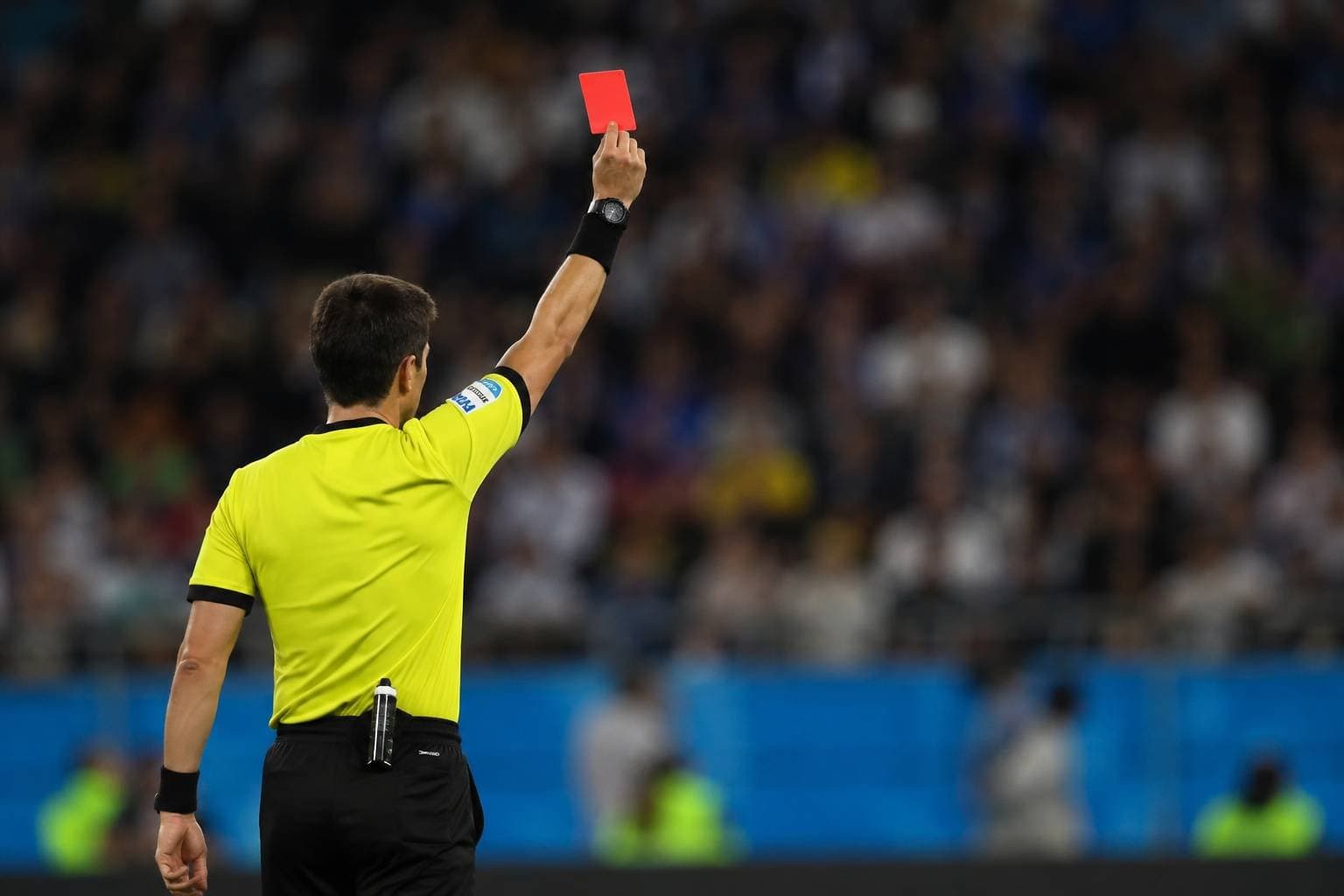 Sem seleção nos gramados, fãs na China acompanham árbitro icônico