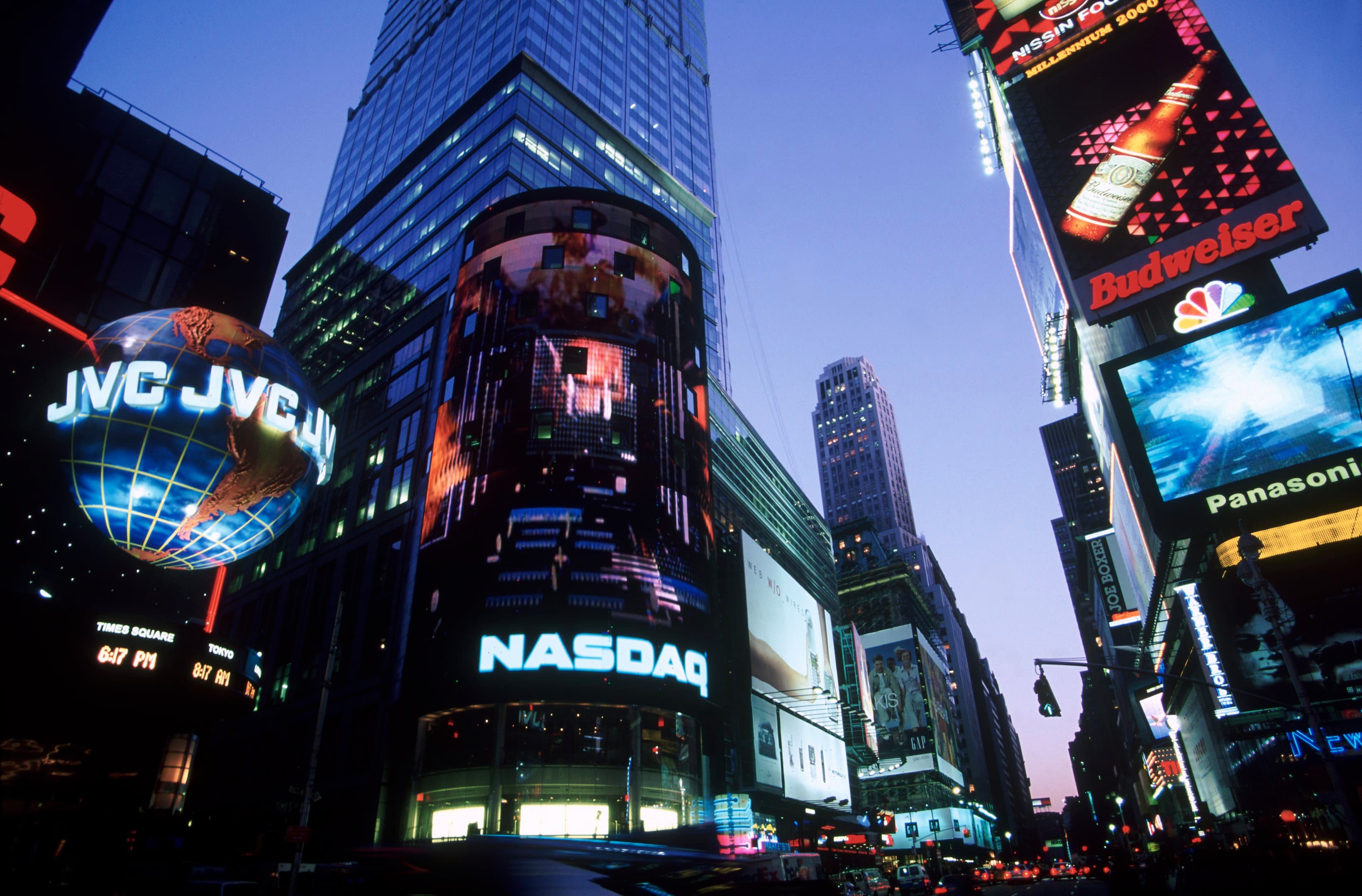 Nasdaq dispara 3% com alívio geopolítico e rali das ações de tecnologia
