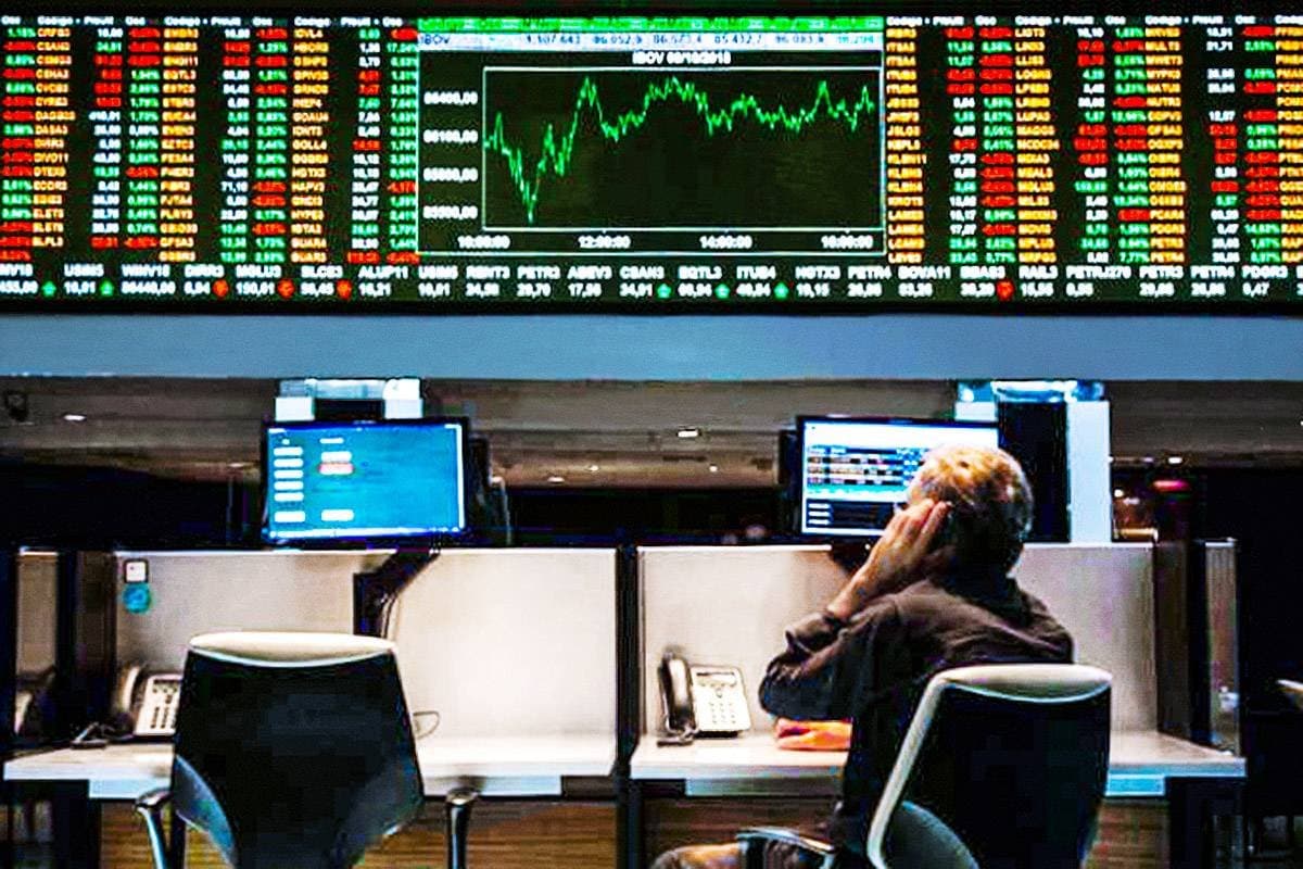 Ibovespa sobe com bancos e dólar cai à espera de decisões do Fed e Copom