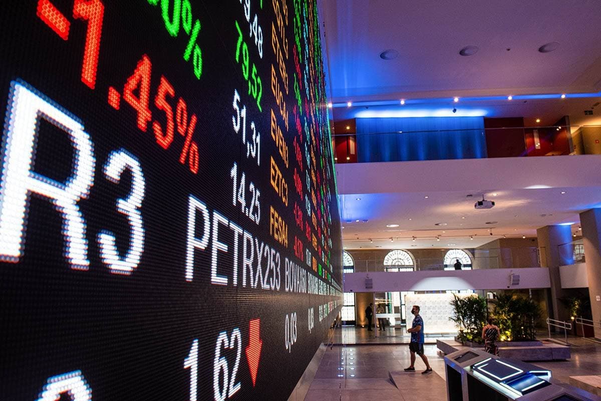 Ibovespa fecha em leve queda, enquanto dólar sobe 1,3% e vai a R$ 5,174