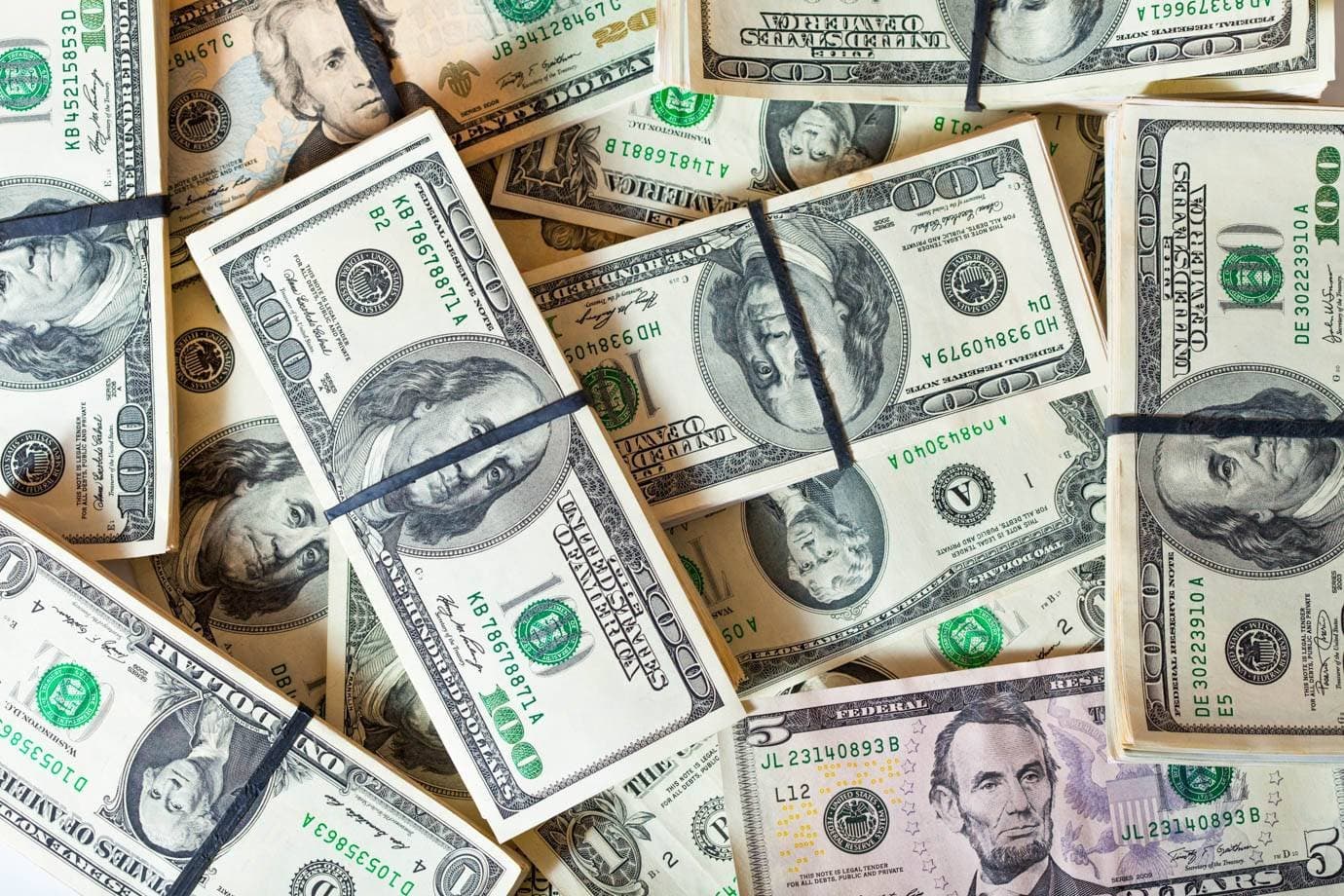 Dólar chega a maior nível global em 13 meses e bate R$ 5,20 no Brasil
