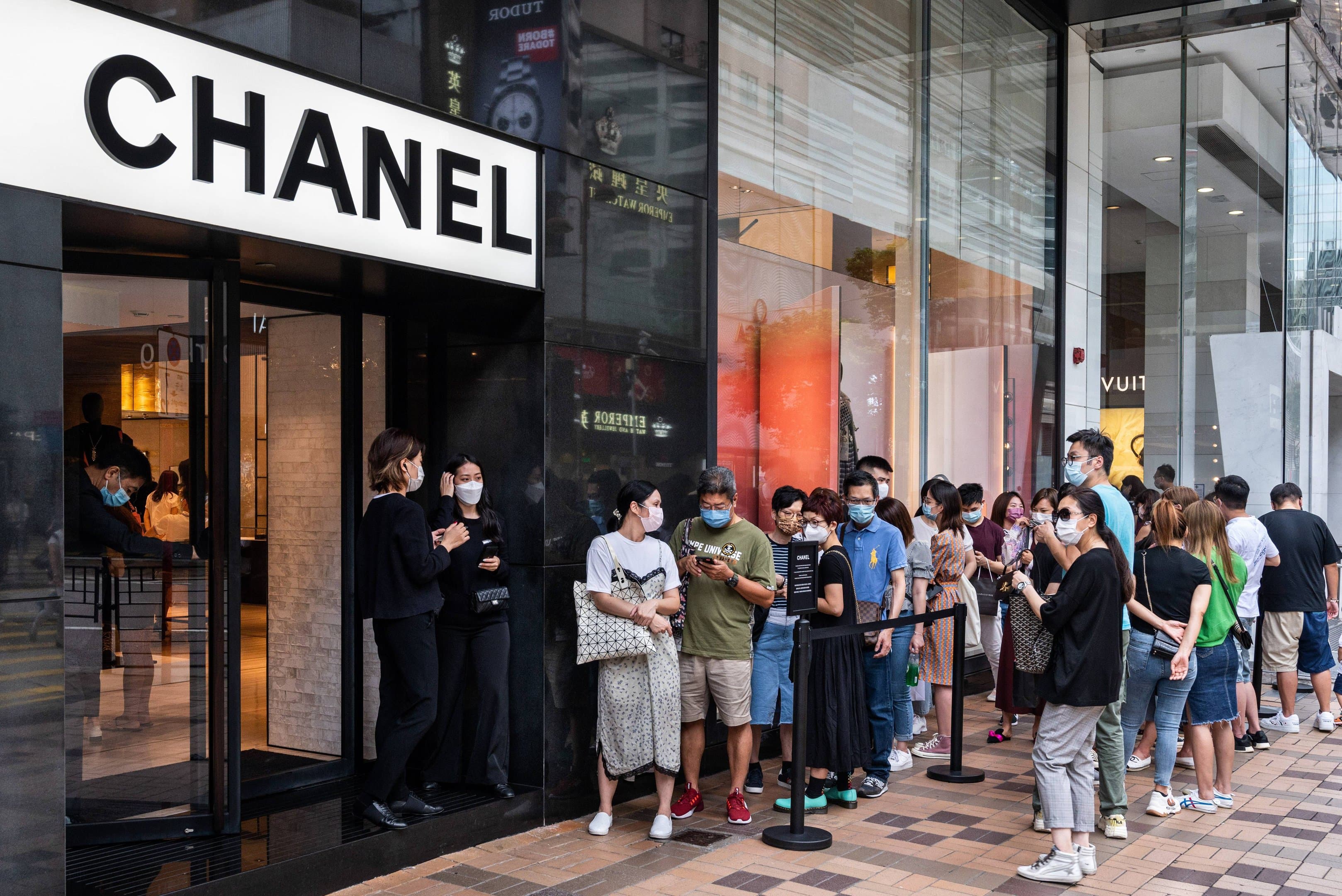 Chanel cresce acima do setor e pressiona Dior no mercado de luxo