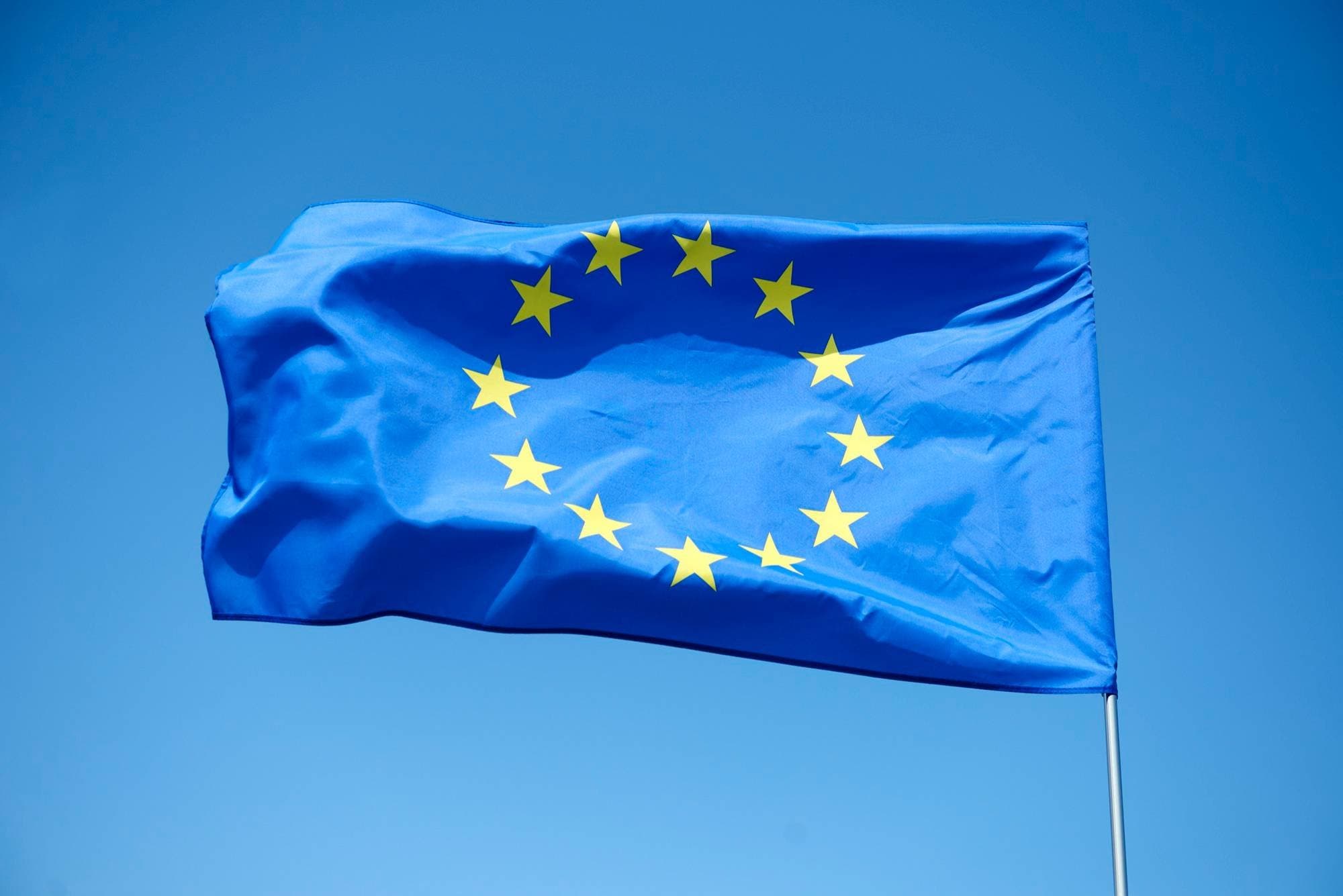 MiCA encerra período de transição com onda final de aprovações para empresas cripto na Europa
