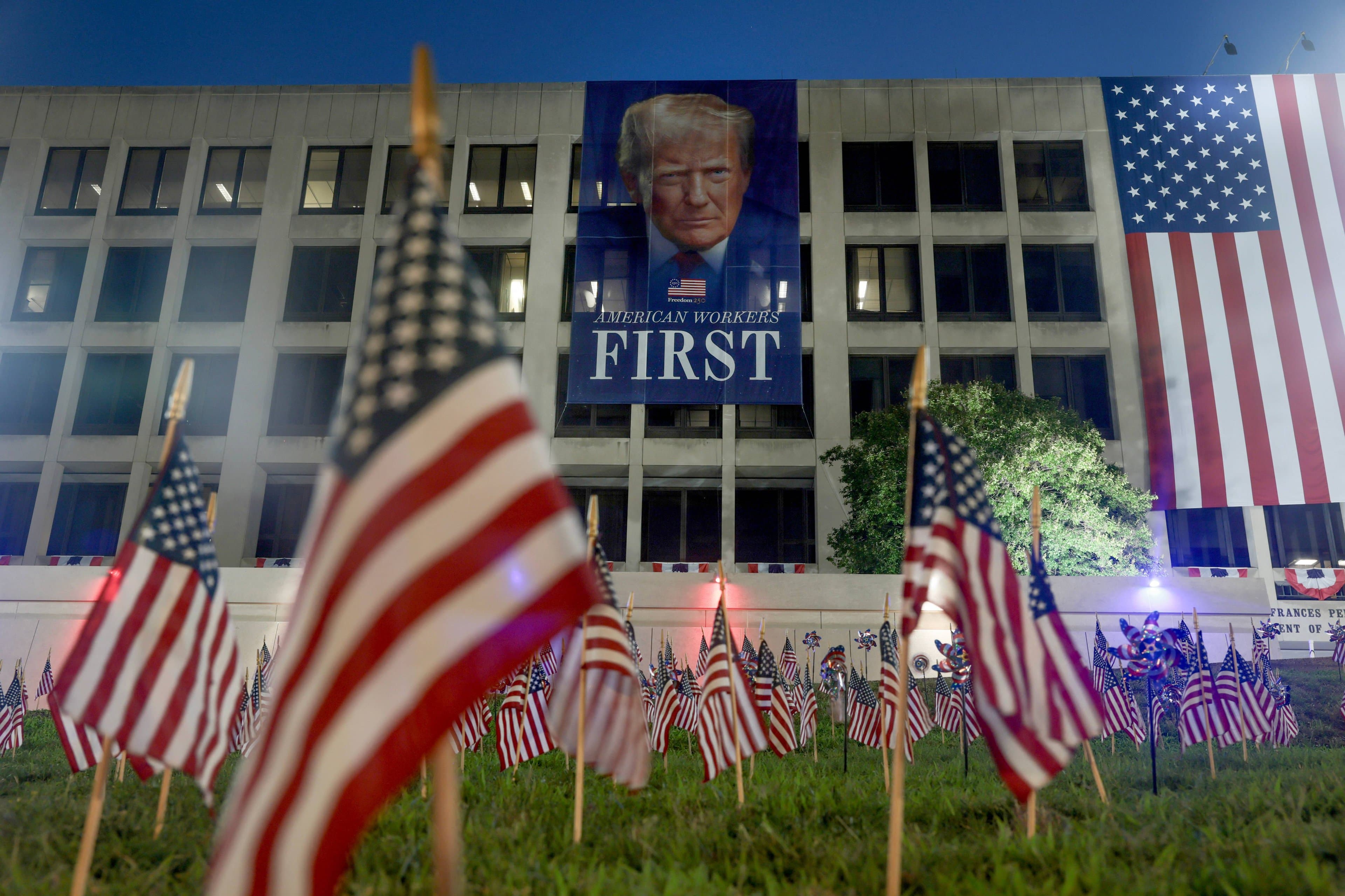 Governo Trump minimiza marcha de supremacistas brancos nos EUA