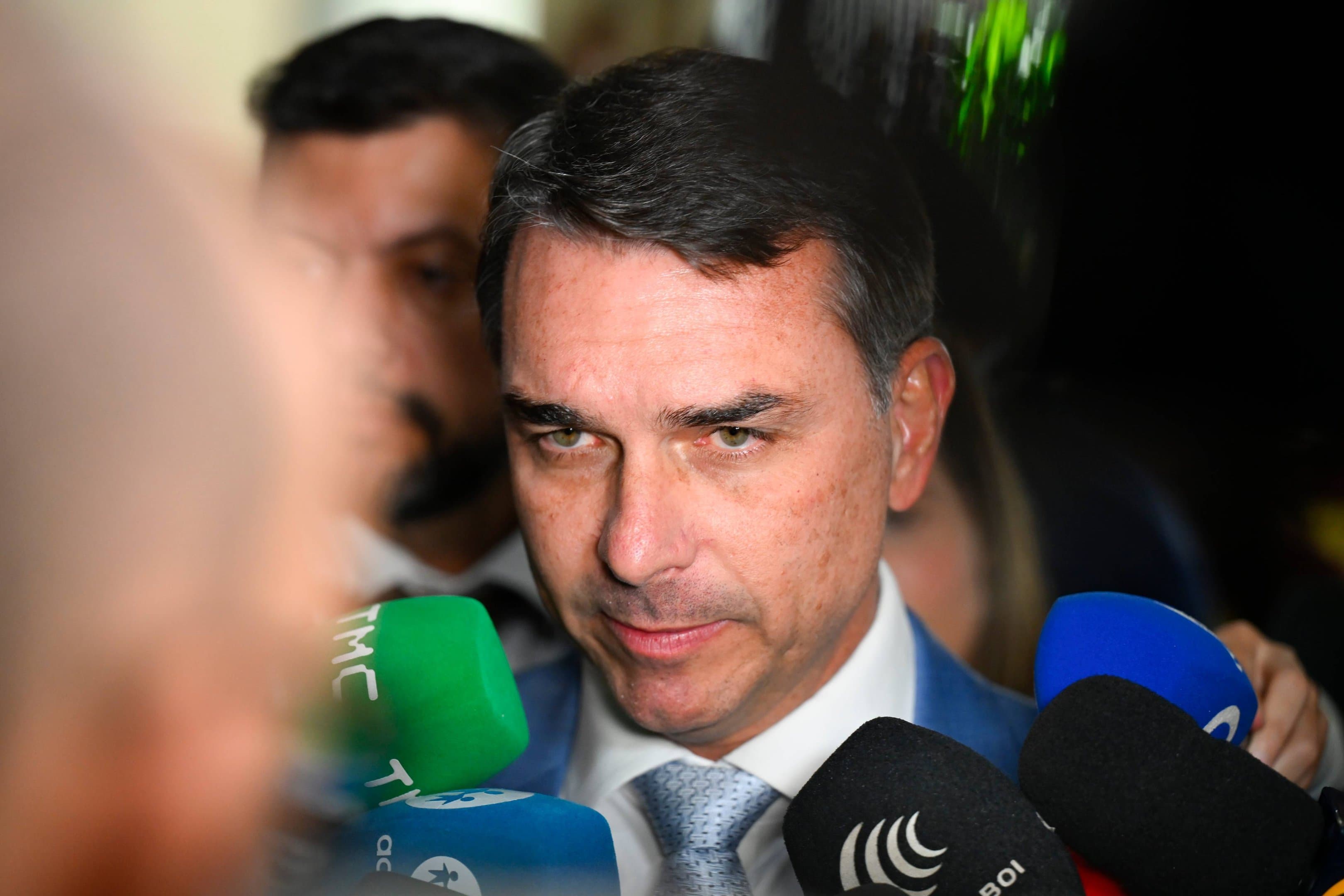 Flávio Bolsonaro diz aos EUA que tarifas ao Brasil daria 'vitória política' a Lula