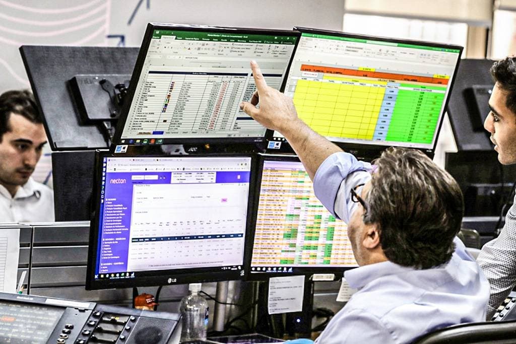 Ibovespa recua pressionado por Petrobras, Vale e bancos; dólar fica estável