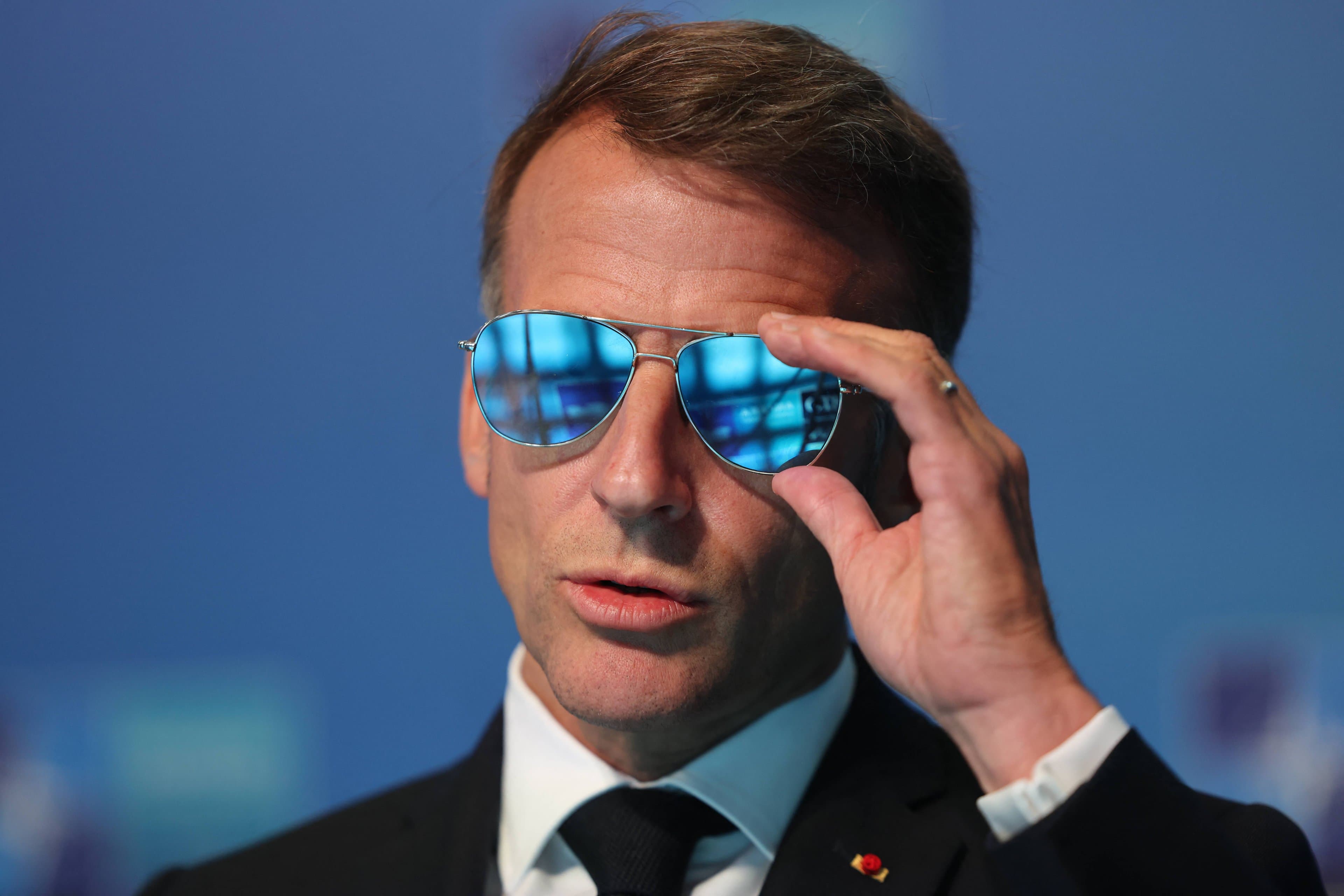 Por que Macron está usando óculos azuis em reuniões?