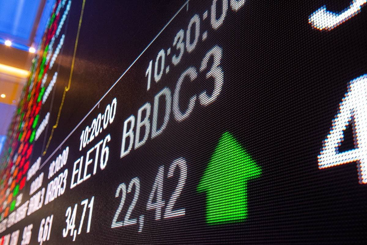Ibovespa acompanha NY e sobe 1,22% com bancos e Vale; dólar cai para R$ 5,12