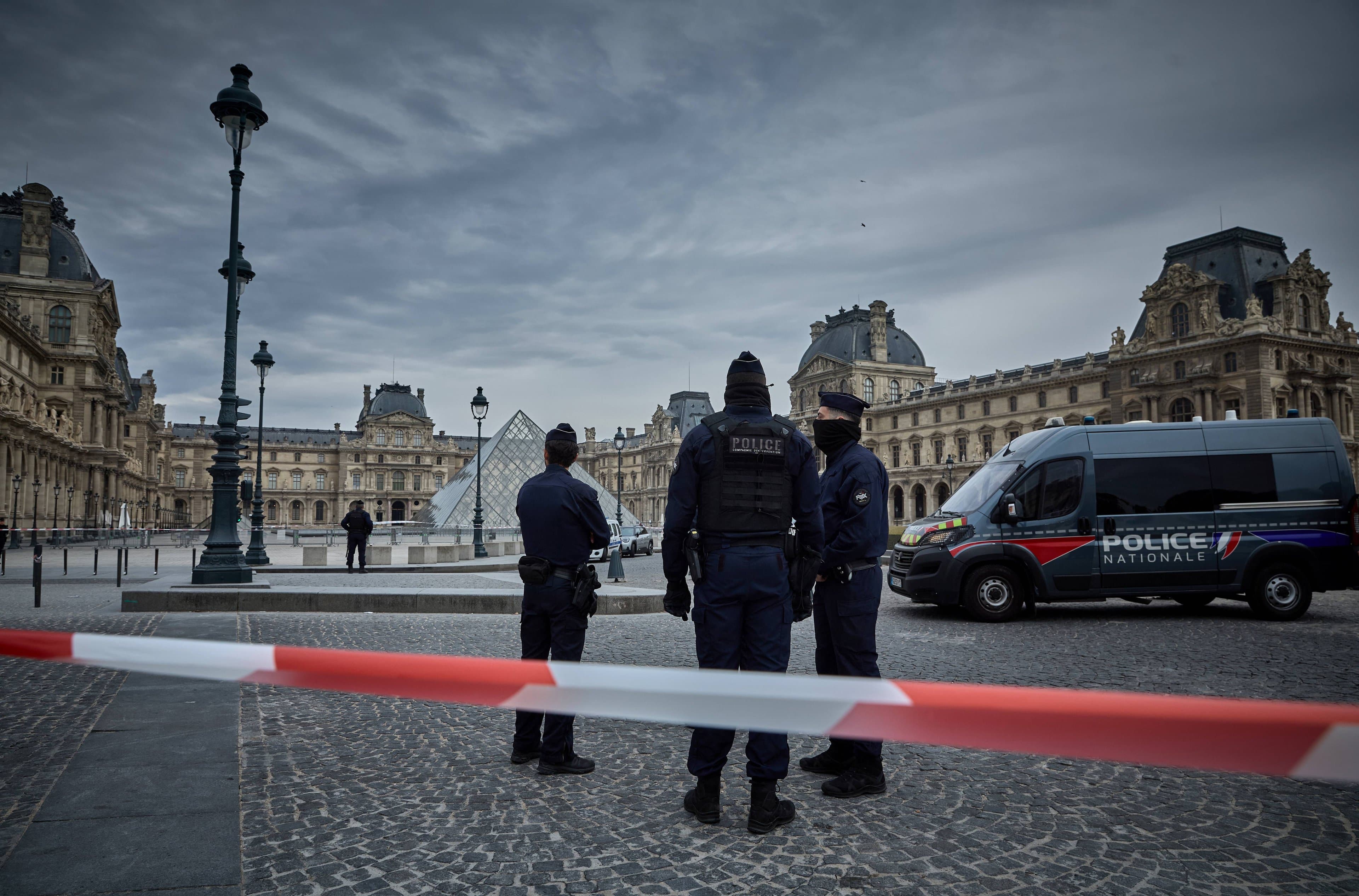Suspeitos de roubo de joias no Louvre afirmam que receberiam até 25 mil euros