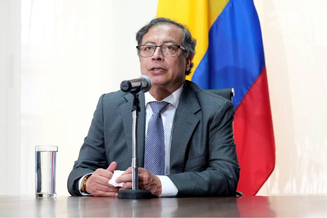Gustavo Petro proíbe posse de presidente eleito em quartel na Colômbia