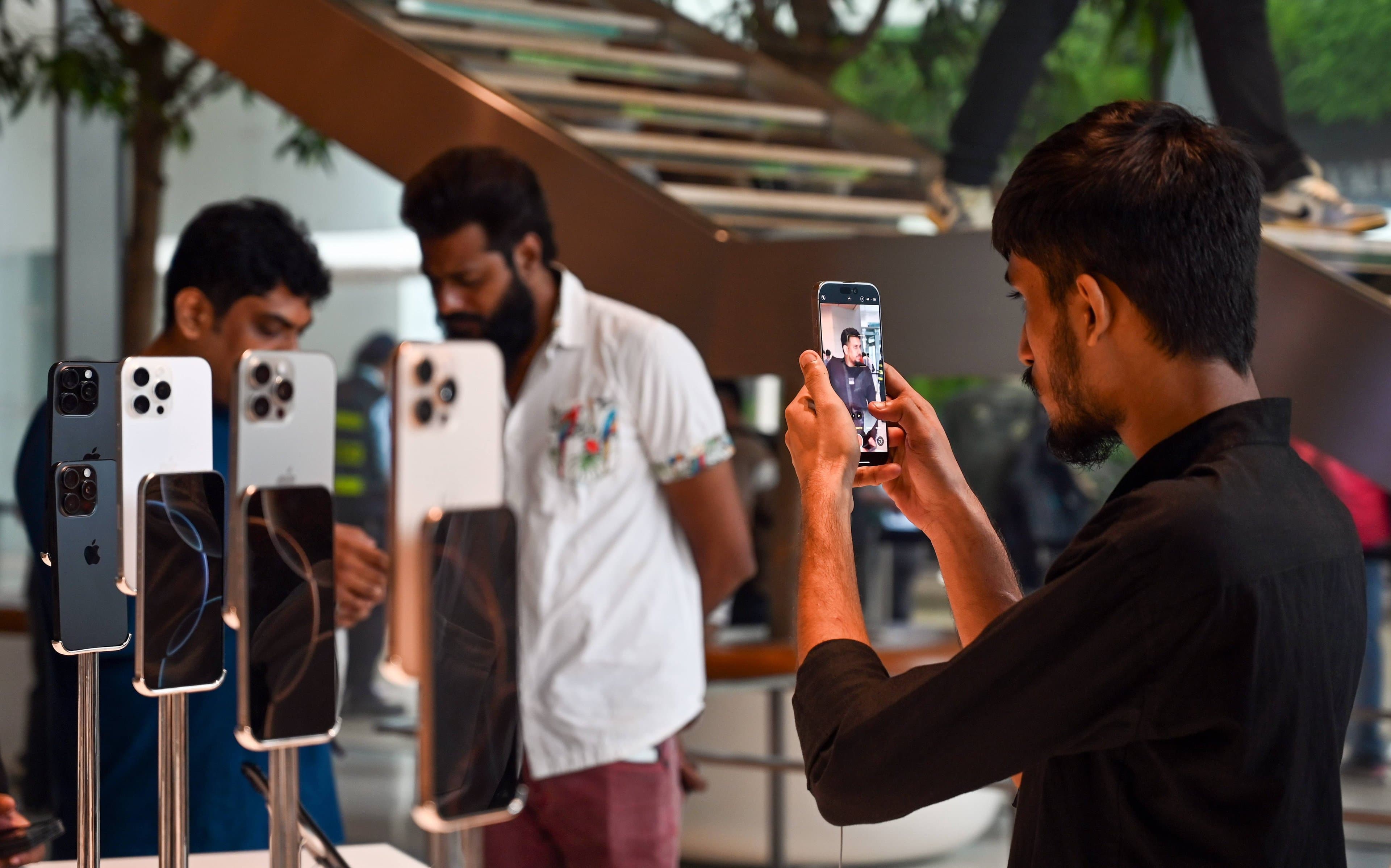 Mercado chinês de smartphones cai pelo 5º trimestre e testa nova corrida por IA