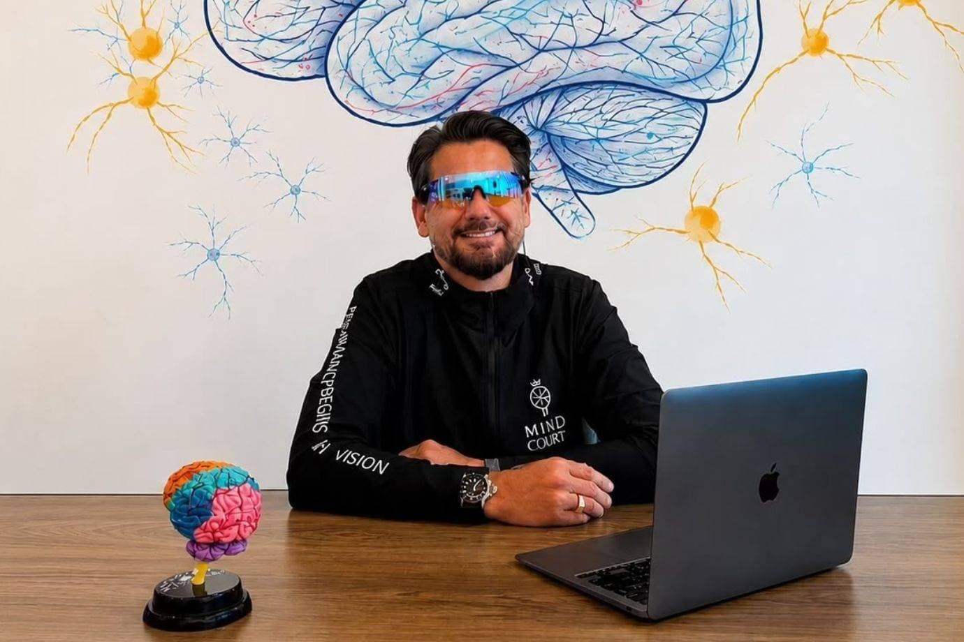 Depois de orientar empresas por 25 anos, ele fará milhões com óculos para quem leva 'uma vida ativa'