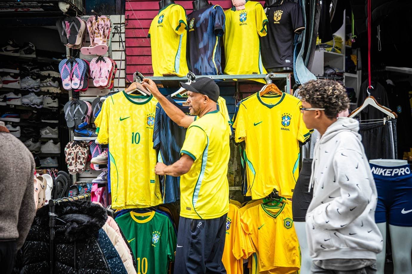 A Copa está acabando. Para onde vai todo o verde e amarelo da 25 de Março?