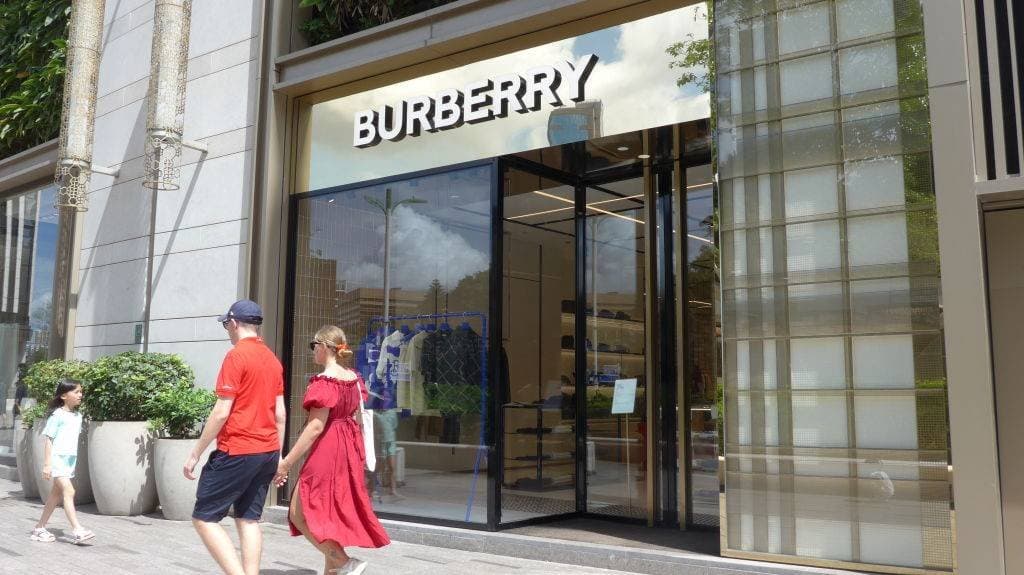 Burberry tem melhores vendas em três anos — graças aos chineses
